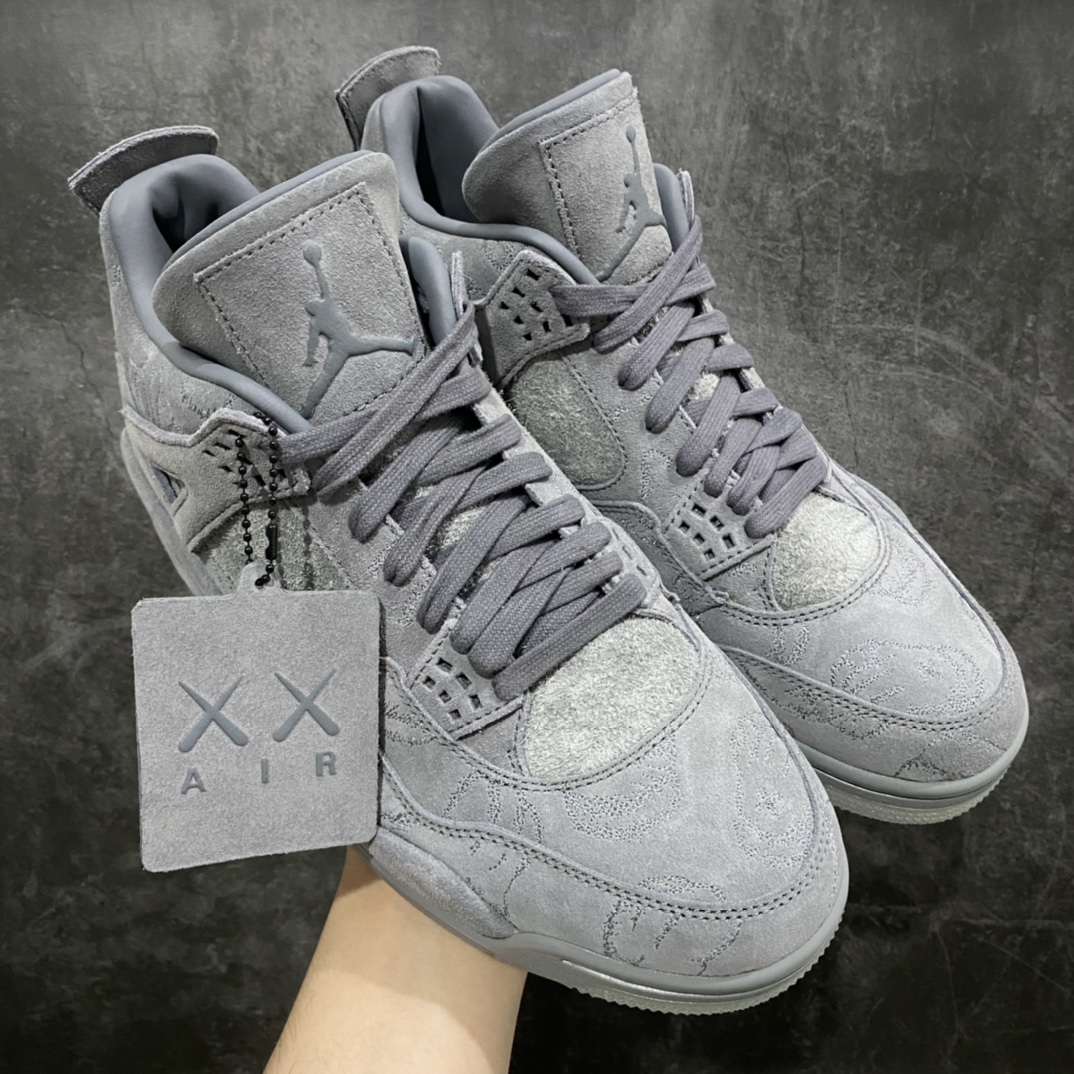 【老DT纯原】KAWS x Air Jordan AJ4 \”Cool Grey\” 涂鸦联名酷灰 930155-003n翻水经典 历史细节最优 完美出货‼️n纯原市场最高工艺复刻 无色差修正 夜光大底调试涂鸦、色卡与原版基本零差距原厂麂皮定制 高密度原厂电绣鞋面涂鸦n原盒原配 独家配原鞋拆解开发 原楦原纸板开发 全市场最纯正四代版型 原底真实气垫 回弹反馈充足 完美鞋楦打造 市面最高工艺一切细节如图实拍 所见所得 原装头层皮冲裁Size：40 40.5 41 42 42.5 43 44 44.5 45 46 47.5-莆田鞋批发中心