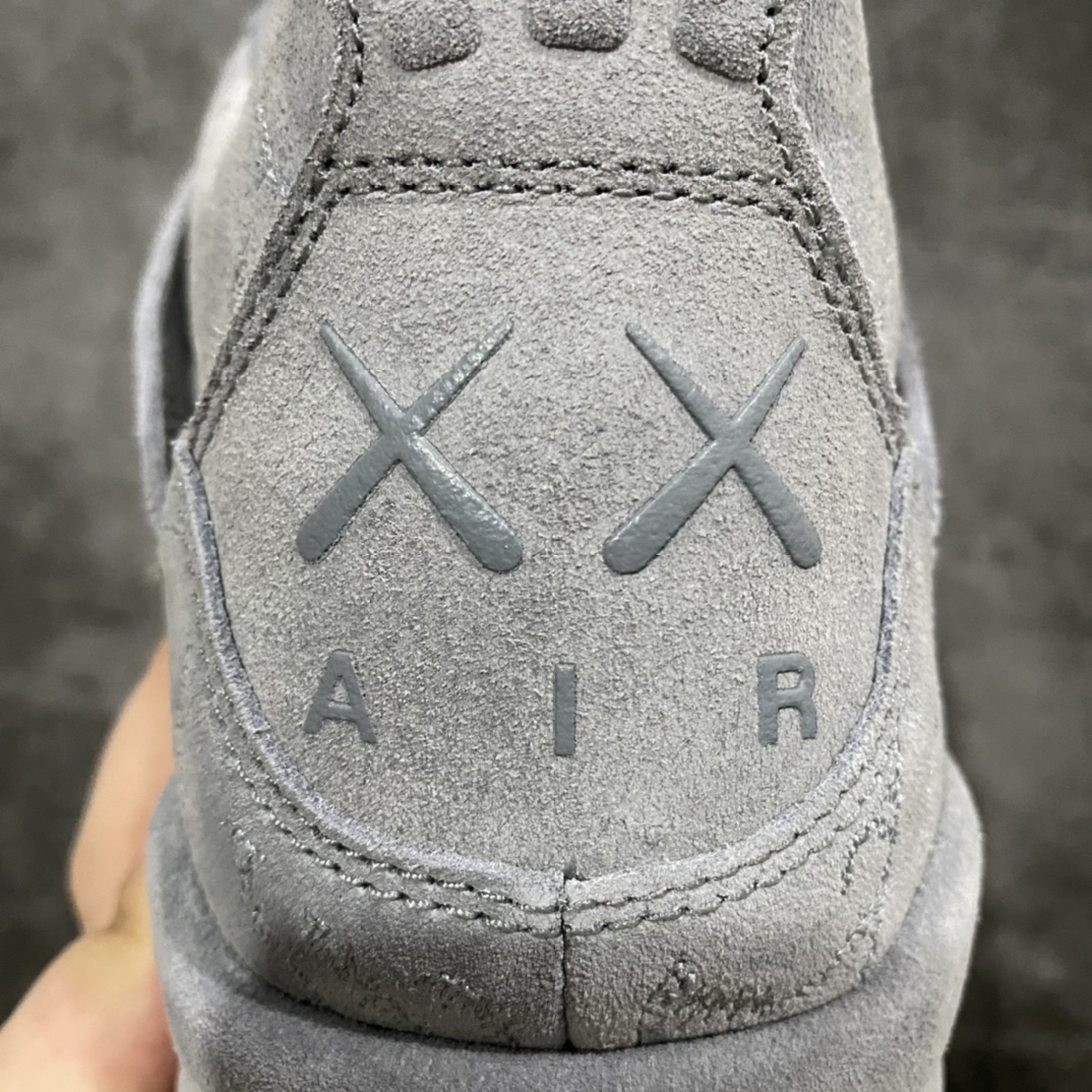 图片[5]-【老DT纯原】KAWS x Air Jordan AJ4 \”Cool Grey\” 涂鸦联名酷灰 930155-003n翻水经典 历史细节最优 完美出货‼️n纯原市场最高工艺复刻 无色差修正 夜光大底调试涂鸦、色卡与原版基本零差距原厂麂皮定制 高密度原厂电绣鞋面涂鸦n原盒原配 独家配原鞋拆解开发 原楦原纸板开发 全市场最纯正四代版型 原底真实气垫 回弹反馈充足 完美鞋楦打造 市面最高工艺一切细节如图实拍 所见所得 原装头层皮冲裁Size：40 40.5 41 42 42.5 43 44 44.5 45 46 47.5-莆田鞋批发中心