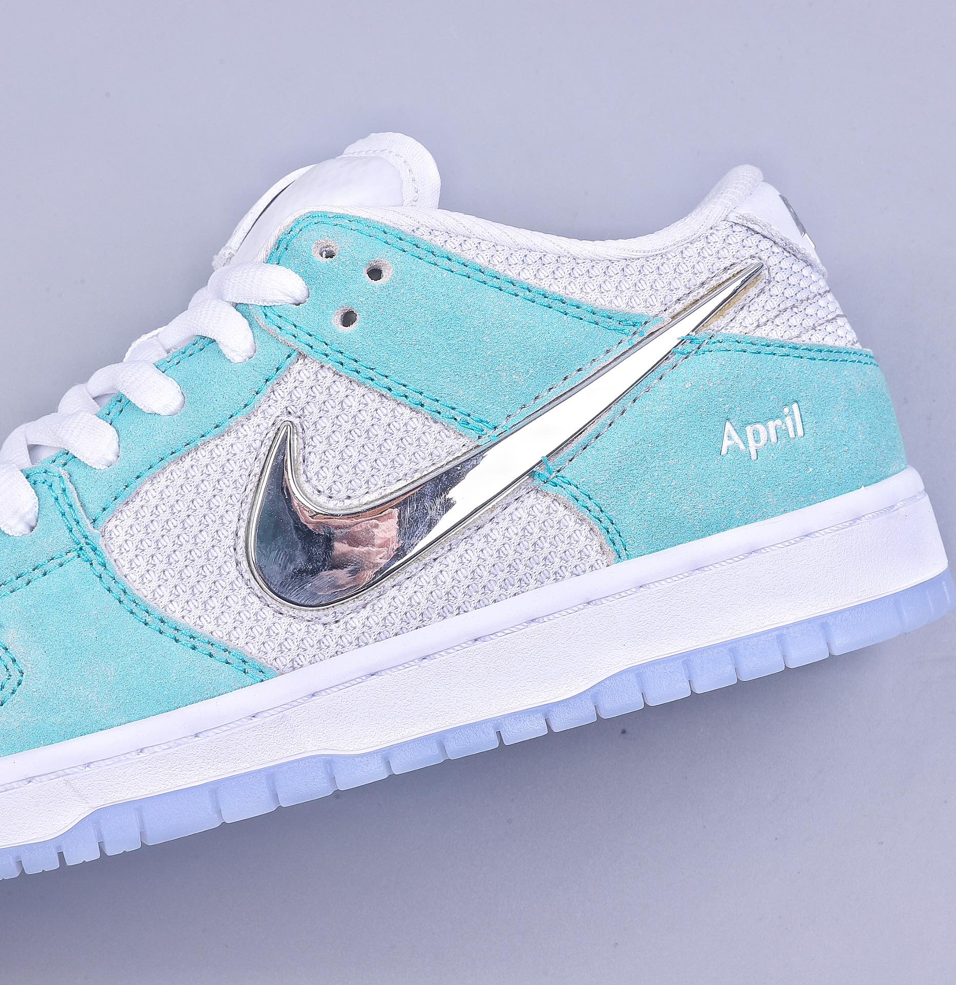 320 C Nike SB Dunk Low 冰封玫瑰 镜面勾 FD2562-400
