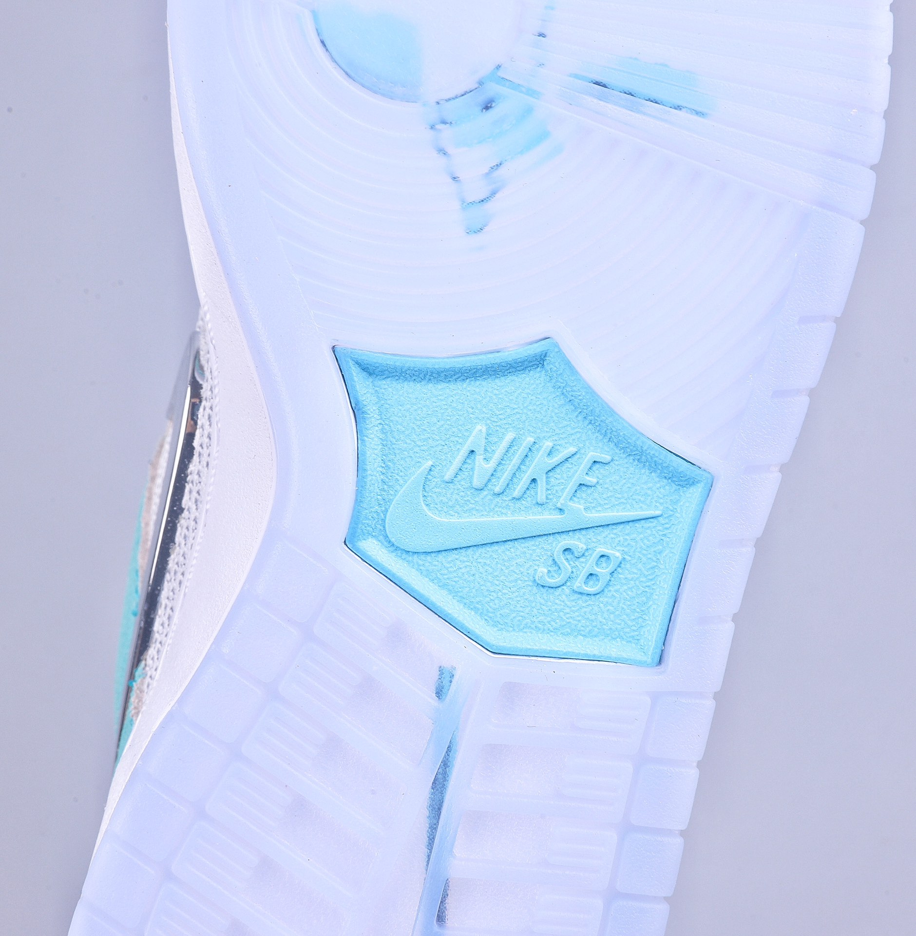 320 C Nike SB Dunk Low 冰封玫瑰 镜面勾 FD2562-400