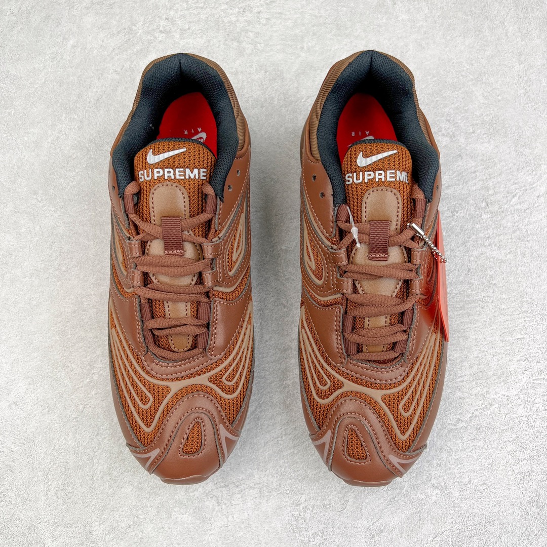 图片[2]-＃纯原 Supreme x NK Air Max 98 TL SP 系列低帮经典复古百搭休闲运动气垫慢跑鞋 Sup联名 DR1033-200 Supreme x Air Max 98 TL 最新联名鞋款正式登场！继合作发布 SB Blazer Mid 之后，Supreme 与 NK 再度为 2022 秋季带来联名新作，共同打造 Air Max 98 TL 全新联名鞋款。本次联名鞋款共推出黑色、白色、粉色与棕色四种选择，鞋面采用合成皮革与针织网眼构成，搭配反光 TPU 覆盖层提升视觉层次。鞋侧迷你 Swoosh Logo、鞋跟变形的 Supreme 字样以及鞋带皆配备反光元素，最后搭载 Air Max 98 经典的全掌外露 Air 气垫以及橡胶外底完成设计。尺码：36 36.5 37.5 38 38.5 39 40 40.5 41 42 42.5 43 44 44.5 45-选品中心
