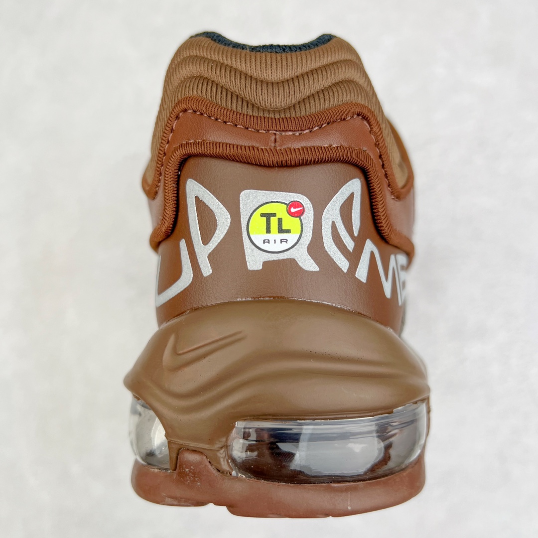 图片[8]-＃纯原 Supreme x NK Air Max 98 TL SP 系列低帮经典复古百搭休闲运动气垫慢跑鞋 Sup联名 DR1033-200 Supreme x Air Max 98 TL 最新联名鞋款正式登场！继合作发布 SB Blazer Mid 之后，Supreme 与 NK 再度为 2022 秋季带来联名新作，共同打造 Air Max 98 TL 全新联名鞋款。本次联名鞋款共推出黑色、白色、粉色与棕色四种选择，鞋面采用合成皮革与针织网眼构成，搭配反光 TPU 覆盖层提升视觉层次。鞋侧迷你 Swoosh Logo、鞋跟变形的 Supreme 字样以及鞋带皆配备反光元素，最后搭载 Air Max 98 经典的全掌外露 Air 气垫以及橡胶外底完成设计。尺码：36 36.5 37.5 38 38.5 39 40 40.5 41 42 42.5 43 44 44.5 45-选品中心