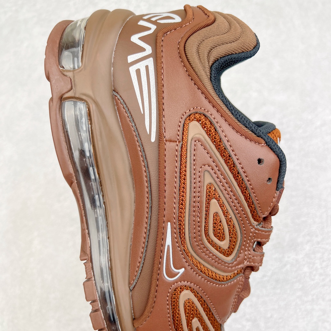 图片[6]-＃纯原 Supreme x NK Air Max 98 TL SP 系列低帮经典复古百搭休闲运动气垫慢跑鞋 Sup联名 DR1033-200 Supreme x Air Max 98 TL 最新联名鞋款正式登场！继合作发布 SB Blazer Mid 之后，Supreme 与 NK 再度为 2022 秋季带来联名新作，共同打造 Air Max 98 TL 全新联名鞋款。本次联名鞋款共推出黑色、白色、粉色与棕色四种选择，鞋面采用合成皮革与针织网眼构成，搭配反光 TPU 覆盖层提升视觉层次。鞋侧迷你 Swoosh Logo、鞋跟变形的 Supreme 字样以及鞋带皆配备反光元素，最后搭载 Air Max 98 经典的全掌外露 Air 气垫以及橡胶外底完成设计。尺码：36 36.5 37.5 38 38.5 39 40 40.5 41 42 42.5 43 44 44.5 45-选品中心