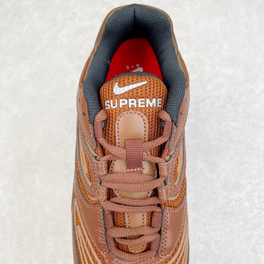 图片[5]-＃纯原 Supreme x NK Air Max 98 TL SP 系列低帮经典复古百搭休闲运动气垫慢跑鞋 Sup联名 DR1033-200 Supreme x Air Max 98 TL 最新联名鞋款正式登场！继合作发布 SB Blazer Mid 之后，Supreme 与 NK 再度为 2022 秋季带来联名新作，共同打造 Air Max 98 TL 全新联名鞋款。本次联名鞋款共推出黑色、白色、粉色与棕色四种选择，鞋面采用合成皮革与针织网眼构成，搭配反光 TPU 覆盖层提升视觉层次。鞋侧迷你 Swoosh Logo、鞋跟变形的 Supreme 字样以及鞋带皆配备反光元素，最后搭载 Air Max 98 经典的全掌外露 Air 气垫以及橡胶外底完成设计。尺码：36 36.5 37.5 38 38.5 39 40 40.5 41 42 42.5 43 44 44.5 45-选品中心