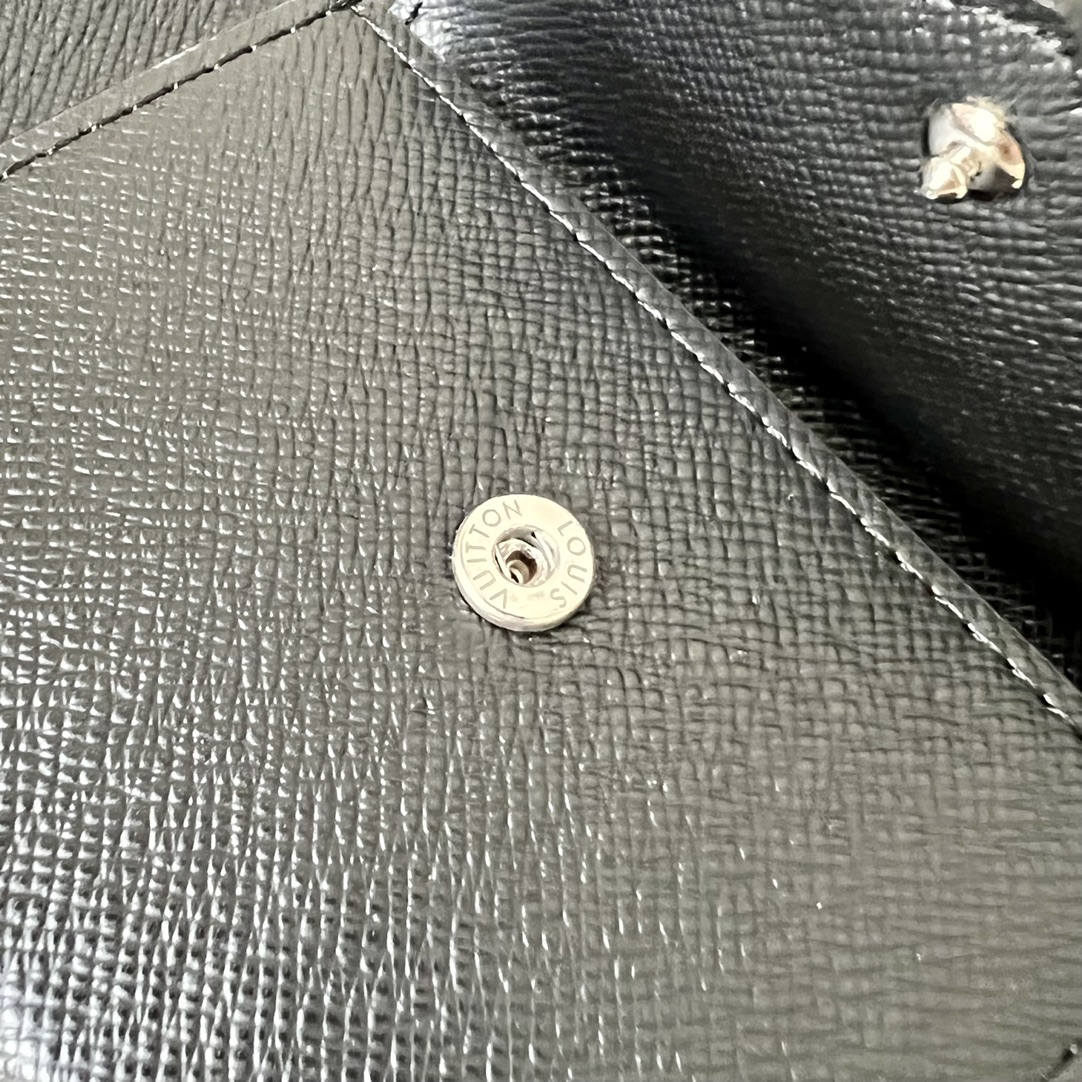 芯片版顶级原单M62288水波纹这款DamierGraphite零钱纸钞与信用卡夹重新运用了经典的设计现