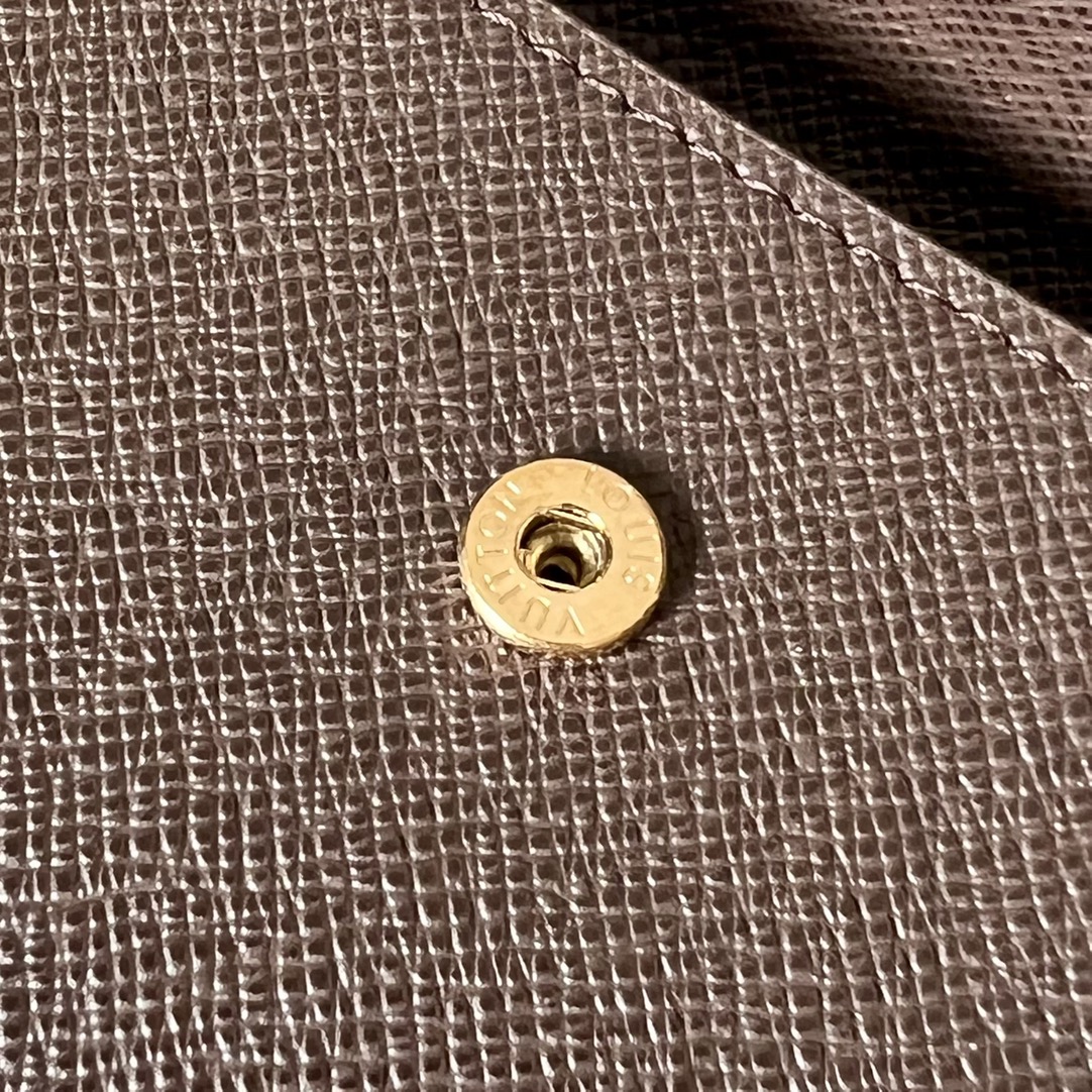 芯片版顶级原单N62288啡格这款DamierGraphite零钱纸钞与信用卡夹重新运用了经典的设计现代