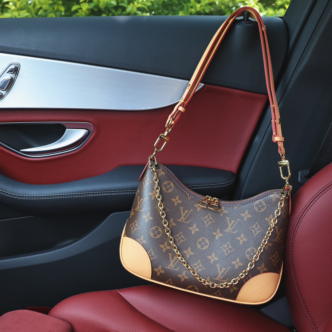 Lv Boulogne牛角包💰260
复古时髦且实用性强,简约的设计元素,加固的皮革边角,搭配链条让它的整体呈现不一样的感觉,肩带添加了可调节,多种背法,包包整体偏向年轻时尚,极具魅力的一款单品。
规格:29*16*9.5cm