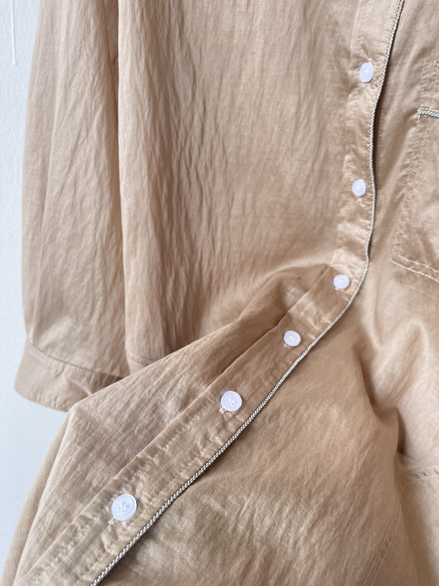 bc24春夏新款丝绵侧珠链衬衣可以搭配裤子一套入的意大利系列官网卖断货高端货！面料裤型和款式都无可挑剔的