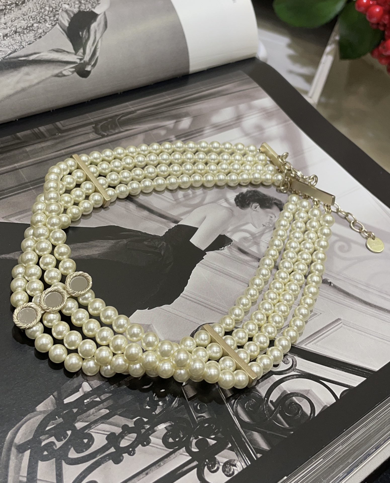 NO:634909,88320. Arrive today. Purchase yb's new twist mirrored four-layered pearl necklace choker. The light golden twist ring has a silver mirror effect in the middle. The four-layered pearls have a stacking effect. It has a sense of hierarchy. The upper body is too noble. It has the perfect evening high-beads temperament. Exclusively purchased yb brass material customized pearls, necklace, Cartier high-end jewelry.1986090988320.今日到货 购入yb 新款麻花镜面四层珍珠项链choker 浅金色麻花圆环中间为银色镜面效果 四层珍珠自带叠戴效果 很有层次感 上身太显贵气啦 妥妥的晚宴高珠气质 独家购入yb 黄铜材质定制珍珠,,necklace,卡迪亚高端饰品,Jewelry