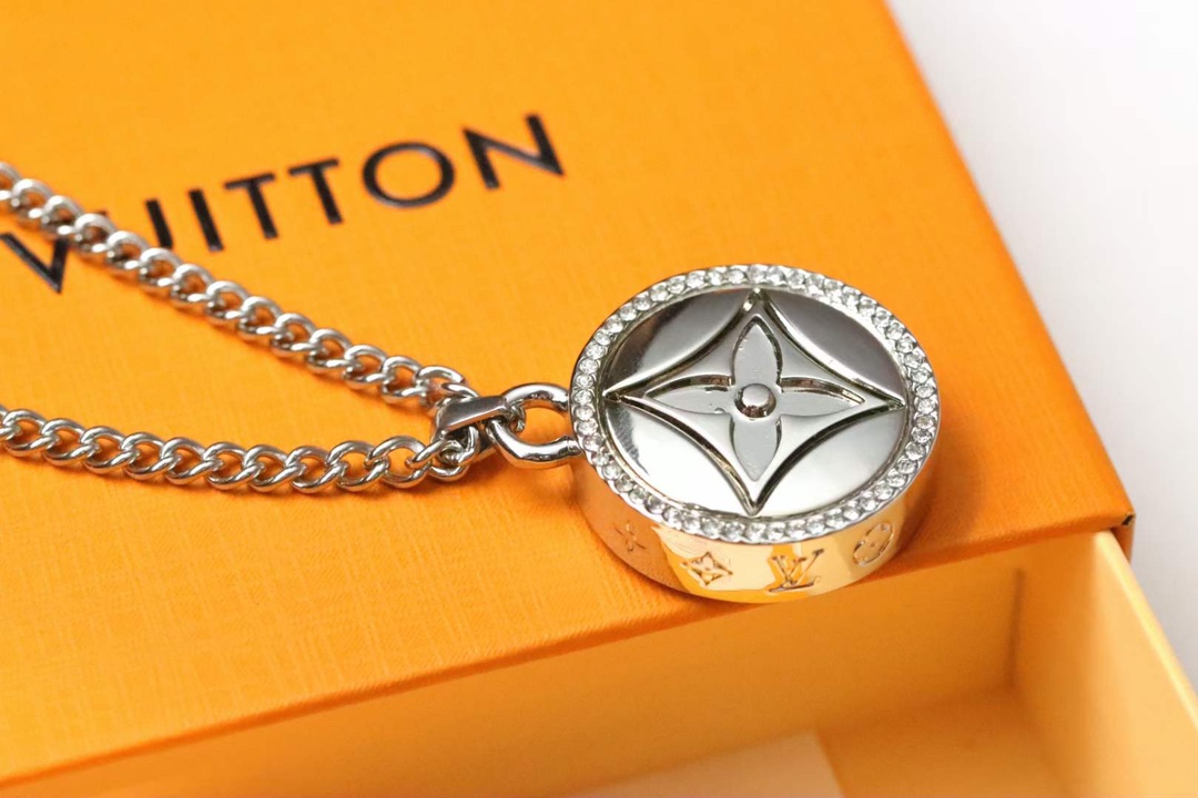 NO:103530,LOUIS VUITTON Full Diamond Flower Letter Necklace This model is a classic Monogram flower infused with modern charm. LV letter hanging on the adjustable chain belt.,Lv necklace,louis vuitton,louis vuitton,necklace19860909LOUIS VUITTON 满钻花卉字母项链 本款为经典 Monogram 花卉注入摩登韵致.LV 字母挂饰悬挂于可调节链带之上.,Lv项链,louis vuitton,louis vuitton,necklace,Jewelry