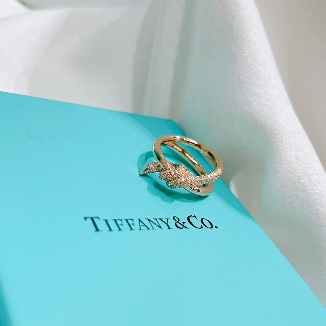 NO:107039,Tiff hit series half diamond knot ring high-end customization V gold inlaid with high carbon diamonds. The stylish and chic twisted knot symbolizes the unique connection between the two before. Eternal Rose gold 678 rings, jewelry quality, ring19860909Tiff 爆款 缘系列 半钻 打结 戒指 高端定制 V金材质镶嵌高碳钻 以时尚别致缠绕绳结象征两人之前的特有连结 永恒不变 玫瑰金色 678 戒指,饰品精品,ring,Jewelry