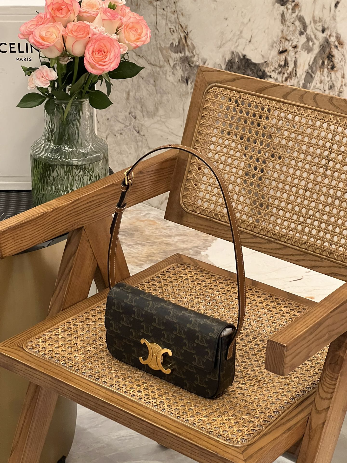 NO:197685,Authentic Triomphe Shoulder Bag Arc de Triomphe Arc de Triomphe Arc de Triomphe Arc de Triomphe Arc de Triomphe Arc de Triomphe Arc de Triomphe is a style that is underarm shoulders!  Compared with the previous style, it must be a very high-profile model. Cowhide with sheepskin inner lining, the iconic Arc de Triomphe logo buckle. Adjustable shoulder straps 194142 Size 21-11-4cm, Celine, celine, celine, backpacks, cowhide, sheepskin19860909正品级 Triomphe Shoulder Bag凯旋门腋下包 将凯旋门系列背包转化为腋下肩背的款式！相比之前的款式更加狭长.一定是出镜率超高的一款.牛皮搭配羊皮内里,标志性的凯旋门logo锁扣.可调节肩带194142 尺寸21-11-4cm,赛琳celine,celine,celine,backpacks,cowhide,sheepskin,Bag