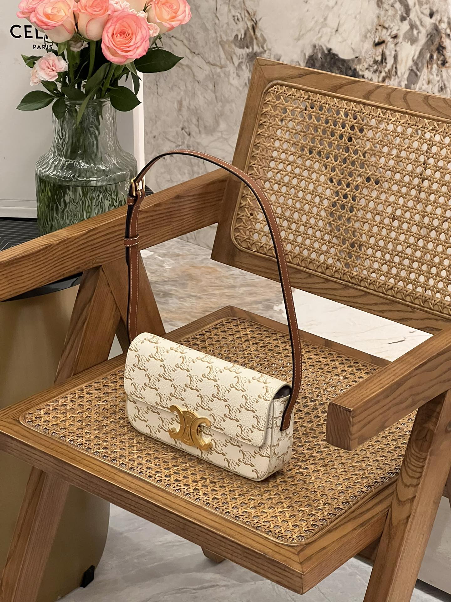 NO:197698,Authentic Triomphe Shoulder Bag Arc de Triomphe Arc de Triomphe Arc de Triomphe Arc de Triomphe Arc de Triomphe Arc de Triomphe Arc de Triomphe is a style that is underarm shoulders!  Compared with the previous style, it must be a very high-profile model. Cowhide with sheepskin inner lining, the iconic Arc de Triomphe logo buckle. Adjustable shoulder straps 194142 Size 21-11-4cm, Celine, celine, celine, backpacks, cowhide, sheepskin19860909正品级 Triomphe Shoulder Bag凯旋门腋下包 将凯旋门系列背包转化为腋下肩背的款式！相比之前的款式更加狭长.一定是出镜率超高的一款.牛皮搭配羊皮内里,标志性的凯旋门logo锁扣.可调节肩带194142 尺寸21-11-4cm,赛琳celine,celine,celine,backpacks,cowhide,sheepskin,Bag