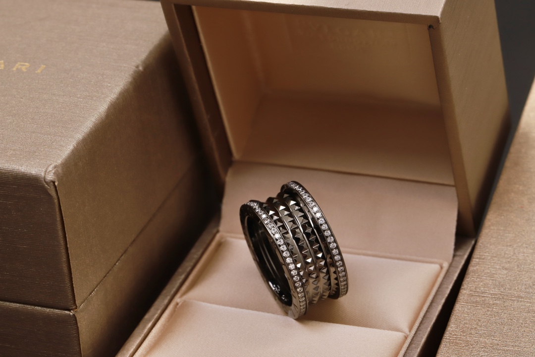 Bvlgari B zero1Rock系列从举世闻名的圆形露天剧场—罗马斗兽场汲取灵感