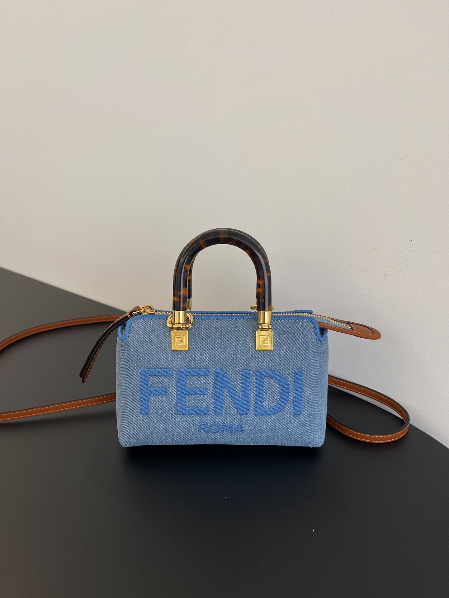 P490 original Fendi Mini ByTheWay mini bolso de lona vaquera. El bolso tiene un contorno puro y simple de ByTheWay comb…