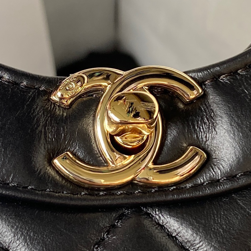Сумка черная с золотистой фурнитурой, классический дизайн Chanel