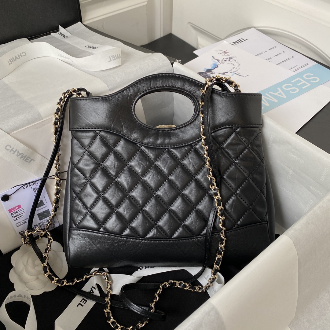 Сумка черная с золотистой фурнитурой, классический дизайн Chanel