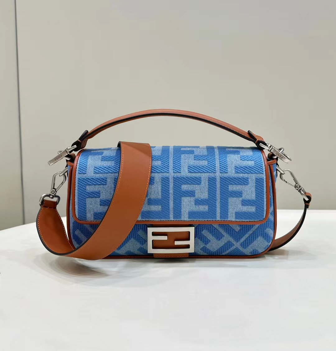 P630 original FENDI in stock🔥hot classic Baguette, made of canvas with high-grade craftsmanship, the whole bag has dou…