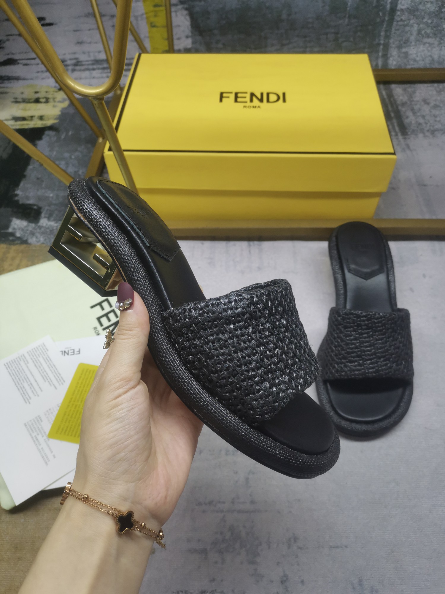 NO:170591,New summer broadband sandals, grass fabric, comfortable on the feet, sculptural heel, decorated with gold finish metal FF Baguette pattern, size 35-42, slippers, sandals, slippers19860909夏季新款宽带凉鞋,草面料,上脚舒适,雕塑感鞋跟,饰有金色饰面金属FF Baguette图案,35-42码,拖鞋,sandals,slippers,Women's Shoes