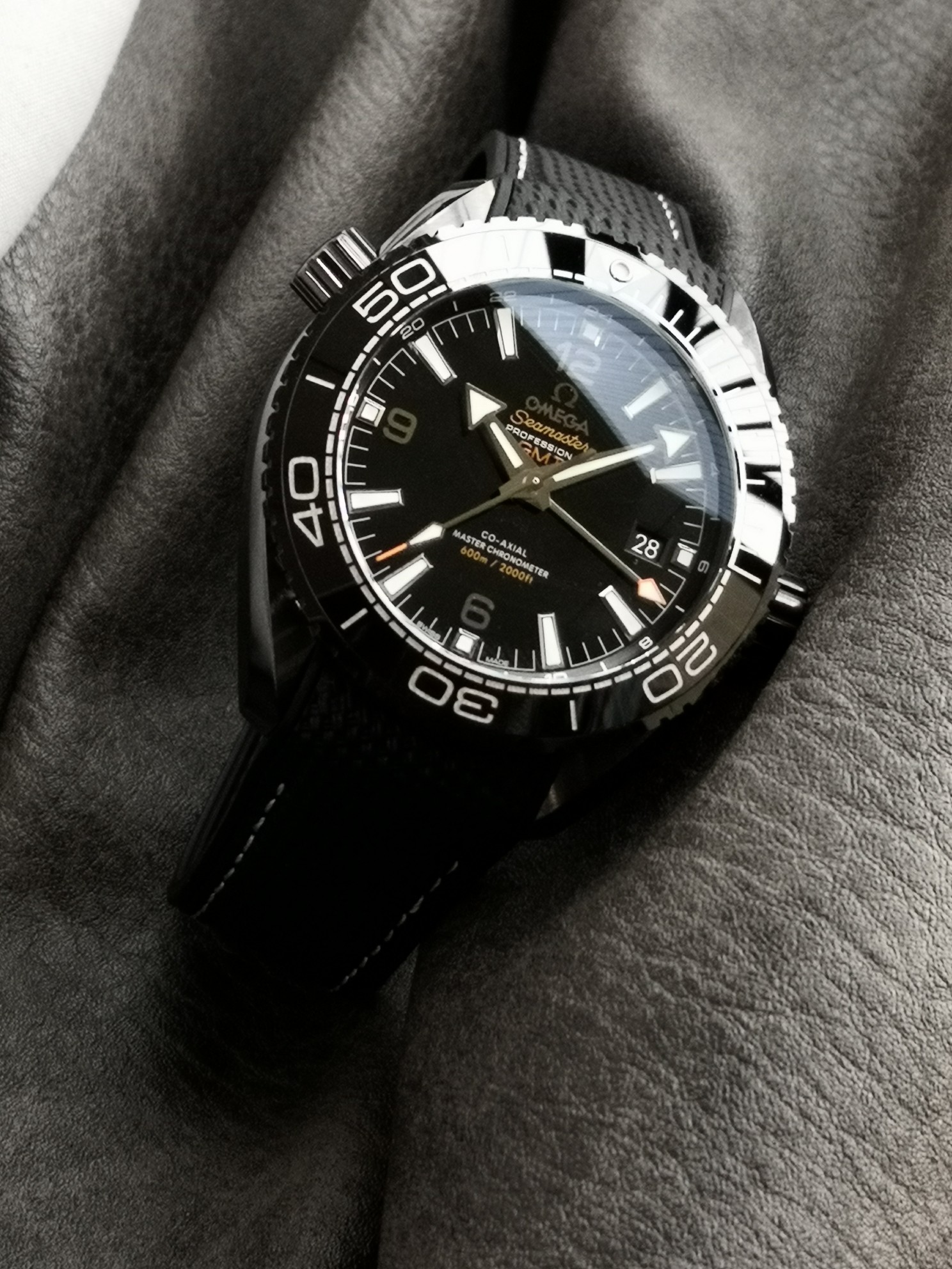 Omega 陶瓷表壳，陶瓷，单向旋转表圈，黑色表盘装饰荧光时标和指针，搭载8906型自动机械，45.5毫米