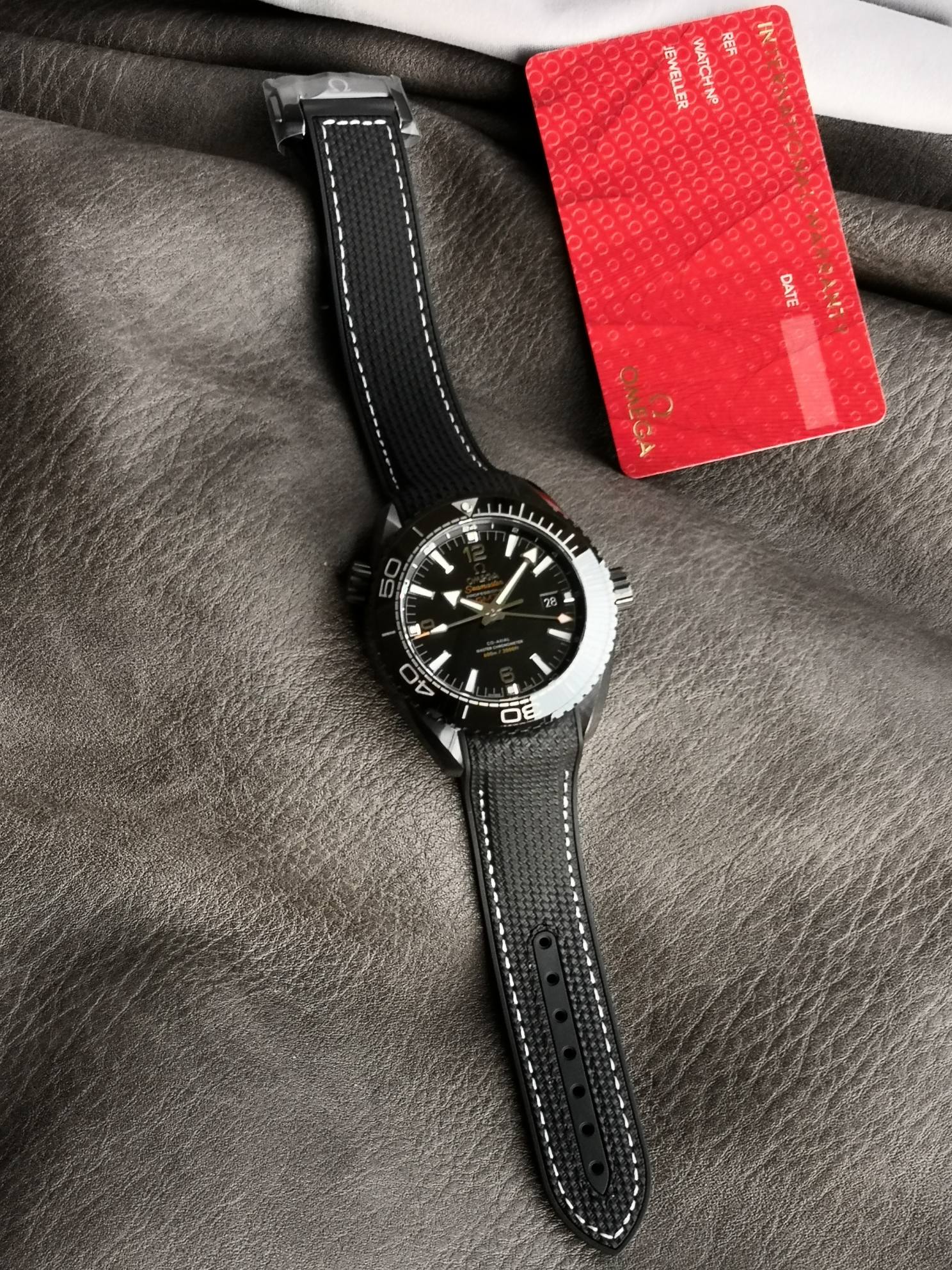 Omega 陶瓷表壳，陶瓷，单向旋转表圈，黑色表盘装饰荧光时标和指针，搭载8906型自动机械，45.5毫米