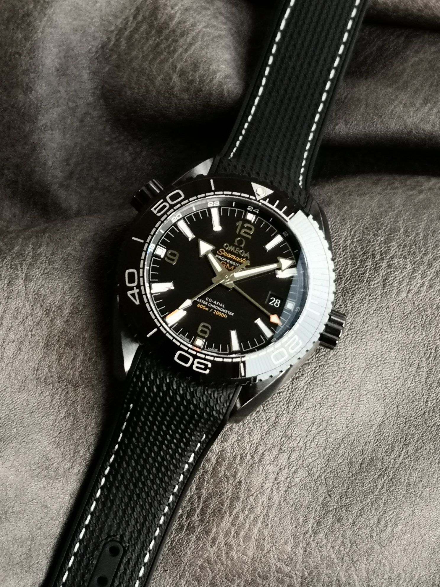 Omega 陶瓷表壳，陶瓷，单向旋转表圈，黑色表盘装饰荧光时标和指针，搭载8906型自动机械，45.5毫米