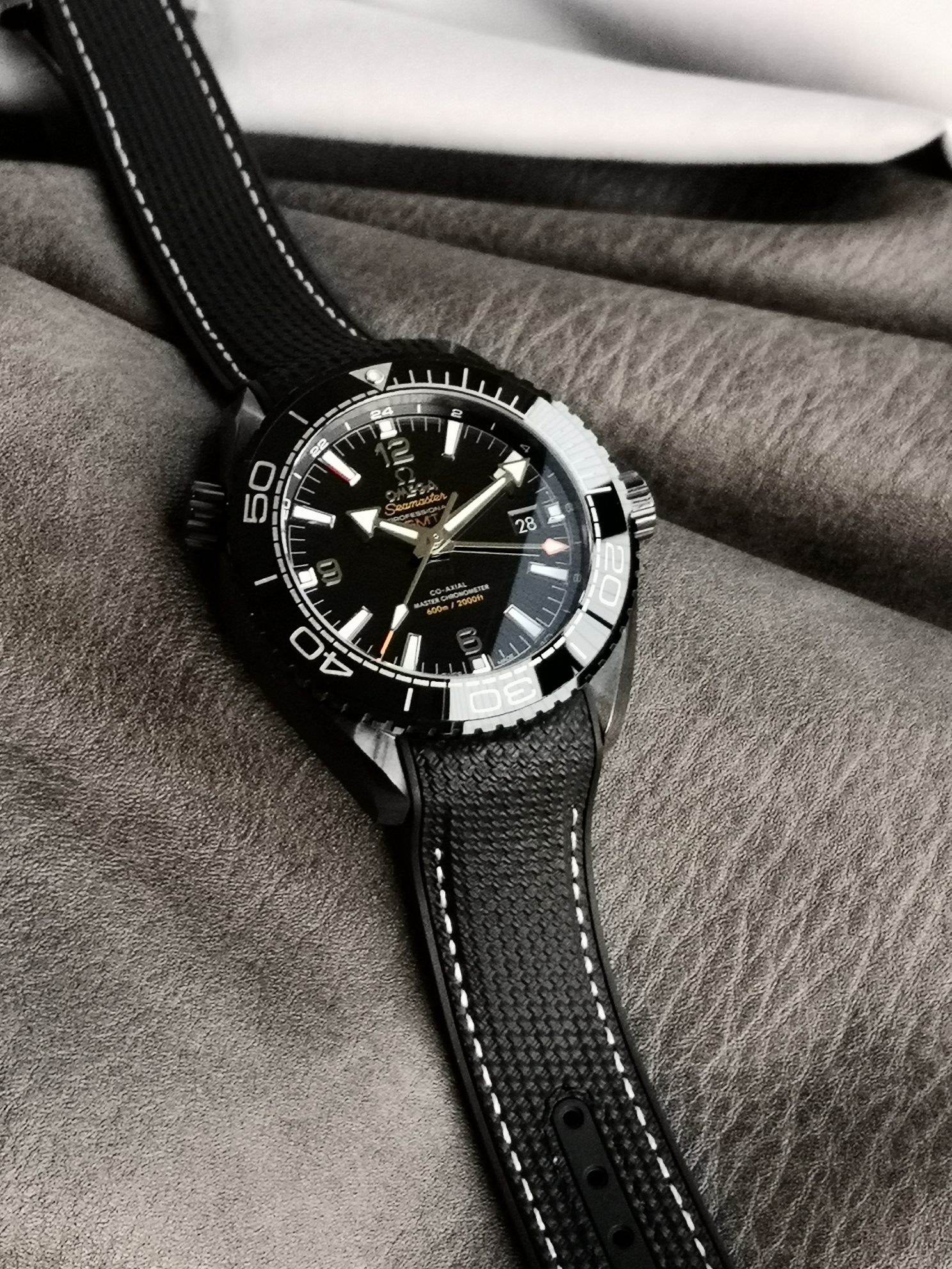 Omega 陶瓷表壳，陶瓷，单向旋转表圈，黑色表盘装饰荧光时标和指针，搭载8906型自动机械，45.5毫米