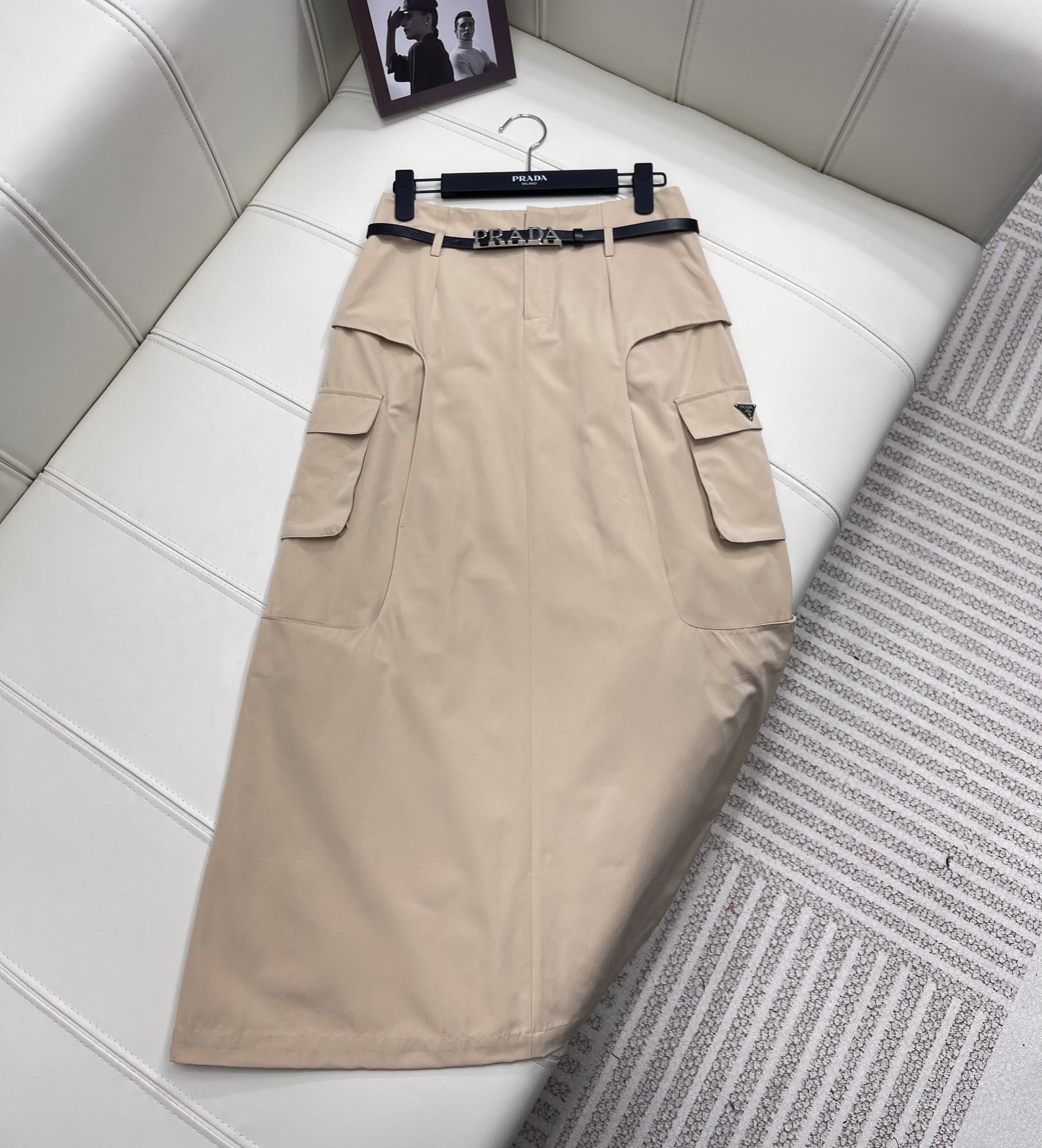 NO:696779,Prad* New arrivals Belt workwear casual skirt Customized twill cotton fabric The upper body is breathable and comfortable Decorated with workwear pockets Very cool Iconic triangle logo Fashionable and high-end ready-to-wear The upper body is cool and fashionable Temperament is hot Suitable for all body types High version 2 colors, prada, skirts,19860909Prad* 新品上架 腰带工装休闲半裙 定制斜纹棉质面料 上身透气舒适 沿用工装口袋装饰 酷劲十足 标志性三角标 成衣时髦高级 上身潮酷时尚 气质热辣 适合所有体型 高版本 2色,,prada,skirts,,Women's clothing