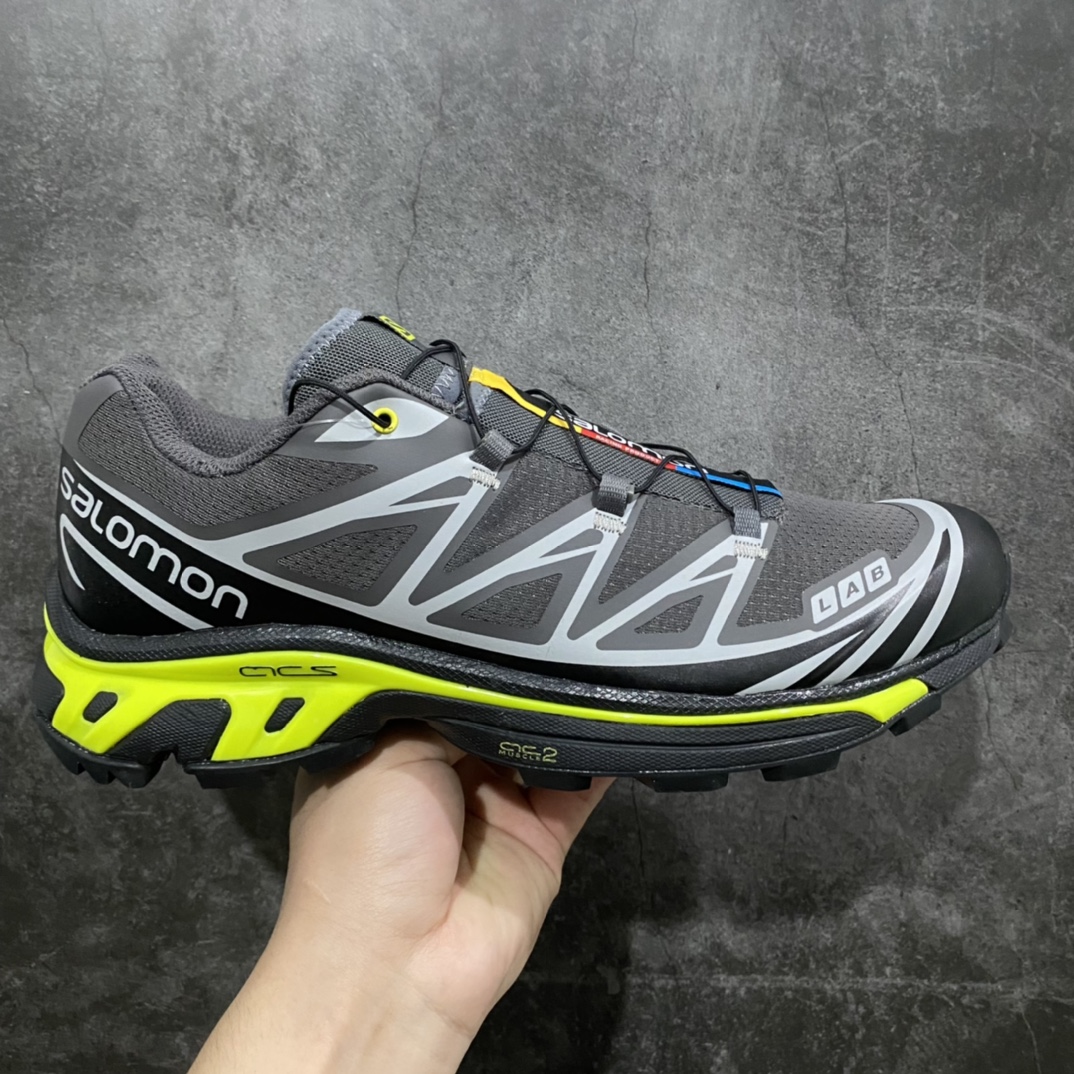 【纯原版】 Salomon XT-6萨洛蒙复古潮流户外机能登山跑鞋 黑灰绿416870n纯原外贸平台特供订单耗时半年巨作 全套原纸板楦头开发原厂特供网布配套加持 确保原汁原味n完美呈现版型 原档数据独家私模五层组合大底男女鞋同步官方开发至46.5原装Ortholite轻量化鞋垫 中底布带钢印编号原厂TPU锁扣 进口港宝加持后跟自然饱满 还原公司包裹性鞋面以“锯齿”状的包裹系统呈现在基色底之下加入了各种色点缀将公司的最新技术和时尚前卫的造型融入耐用的长跑款式中鞋面由 TPU 薄膜制成 并焊接在高耐磨网眼上 使其既时尚又坚固 由 ACS底盘支撑 可增强稳定性和支撑力 以及由橡胶凸耳 Contragrip外底覆盖的 EVA 缓冲中底 旨在应对崎岖的地形 鞋舌上的彩色Salomon 标签、Quicklace 系统以及鞋头、鞋舌和鞋跟上的附加品牌使细节更加完美 让穿着者可以轻松驾驭户外与通勤下的任何运动生活场景 无缝鞋身户外随意纵横 颜值与脚感兼备 出街通勤 绝对非常吸睛 你值得拥有 尺码：36 36.5 37.5 38 38.5 39 40 40.5 41 42 42.5 43 44 44.5 45 46 46.5 注意：偏小1码-莆田鞋批发中心