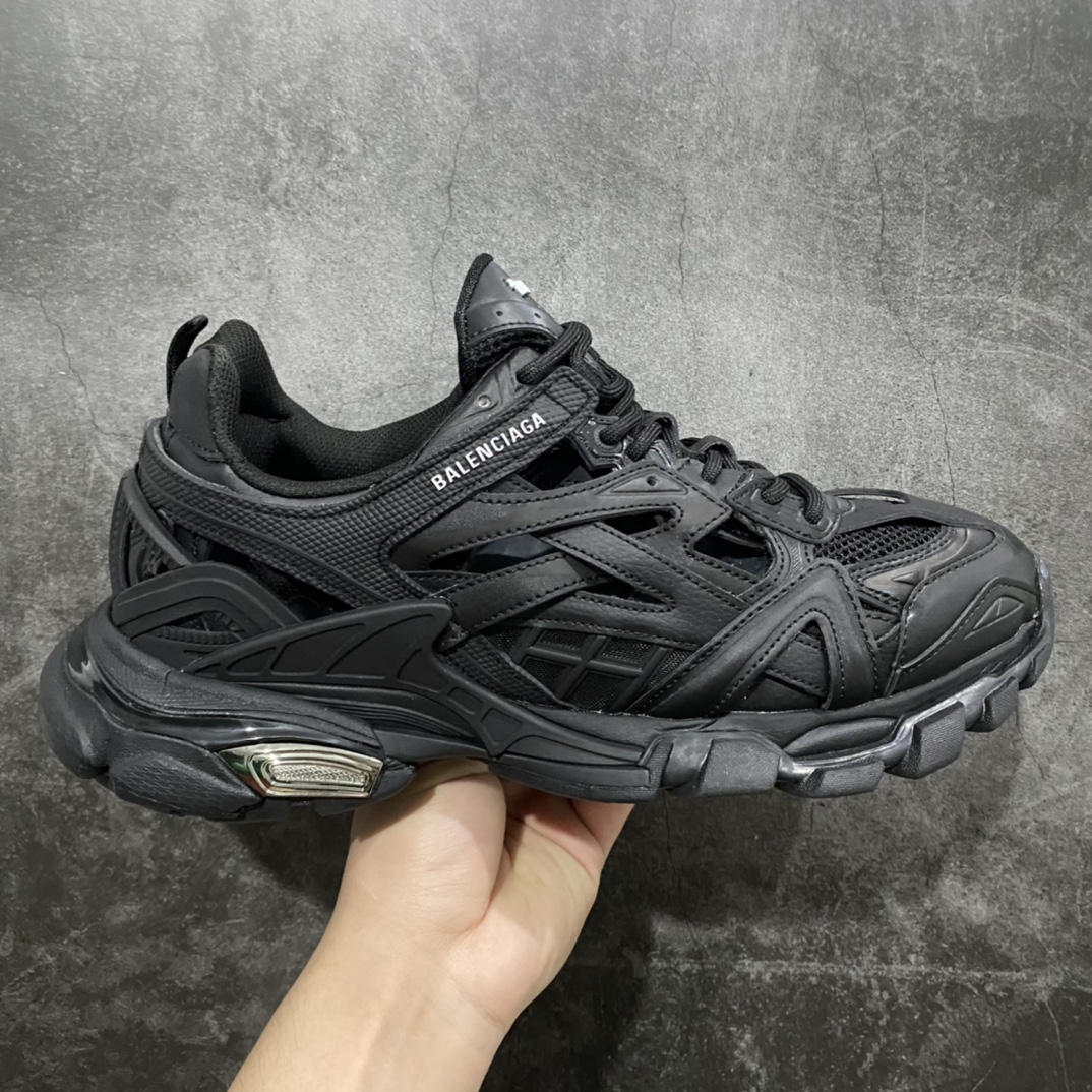 【VG升级版】BALENCIAGA Track 2.0巴黎世家四代复古老爹鞋 黑色nn绝对的目前市场最好的版本n版型细节清洁度比x8 xK版要好n 全套原纸板楦头开发 最原汁原味的灵魂版型 全鞋荧光划线卡点 胶水把控整洁度追求极致完美 每一双都是工艺品 多重QC质检 超越公司货的品控标准 实实在在的免检产品 原盒原配 正确字体电绣 粗细、位置、大小正确 侧边TPU 透气孔匹配意产原版 正确气垫分离大底 TPU软底 原版一致大底LOGO 立体感十足 原厂皮料水洗做旧 采购原厂网纱 该款鞋采用网眼布和尼龙制成 不含皮革 鞋舌饰有Track.2橡胶品牌标识 外侧饰有橡胶品牌标识 泡沫后帮压印品牌标识 外底正面压印BB标识 由176块饰片拼接而成的铰接式鞋面 侧面配金属质感网眼布 内面配有额外金属光泽饰件 包含1副鞋带和1副备用鞋带 后帮配有拉环鞋提 动态鞋底设计 为双脚带来后续的助力  正常尺码Size：35 36 37 38 39 40 41 42 43 44 45 46-莆田鞋批发中心