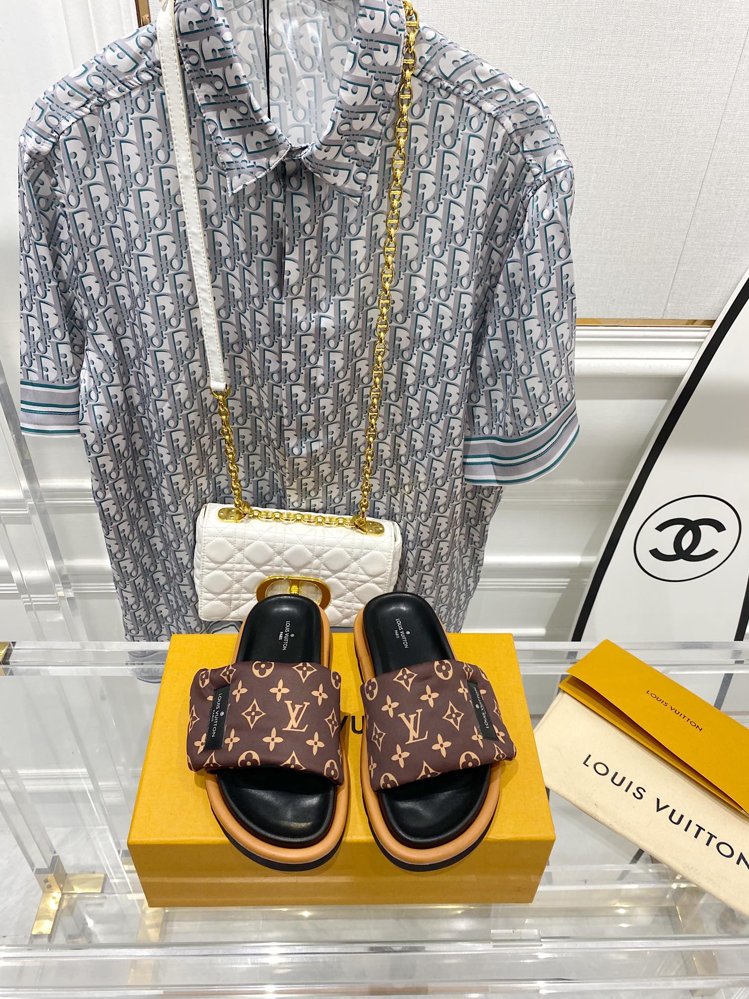 NO:264017,LV 23 couples hot products Print Velcro slippers Soft padded uppers with adjustable Velcro Comfortable and tough insoles Add harmonious color The top version is of poor quality and is not satisfied with the quality. Size 35-45, slippers, louis vuitton, slippers19860909LV 23情侣爆款 打印 魔术贴拖鞋 柔软加垫鞋面搭配可调节魔术贴 舒适韧性鞋垫再添和谐色彩 顶级版质量不好不满意随便退 码数35-45,拖鞋,louis vuitton,slippers,Women's Shoes