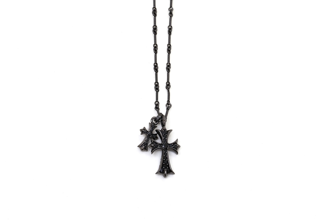 NO:114099,Croxin Special double cross black silver adopts vacuum electroplating and lasting color retention time and the inlay method is the same. The market version must be worn daily with good looking upper body: 55cm, jewelry quality, chrome hearts19860909克罗心 特别款双十字架黑银 采用真空电镀保色时间持久 镶嵌方法都一致.区别市面版日常佩戴必备上身敲好看 :55cm,饰品精品,chrome hearts,Jewelry