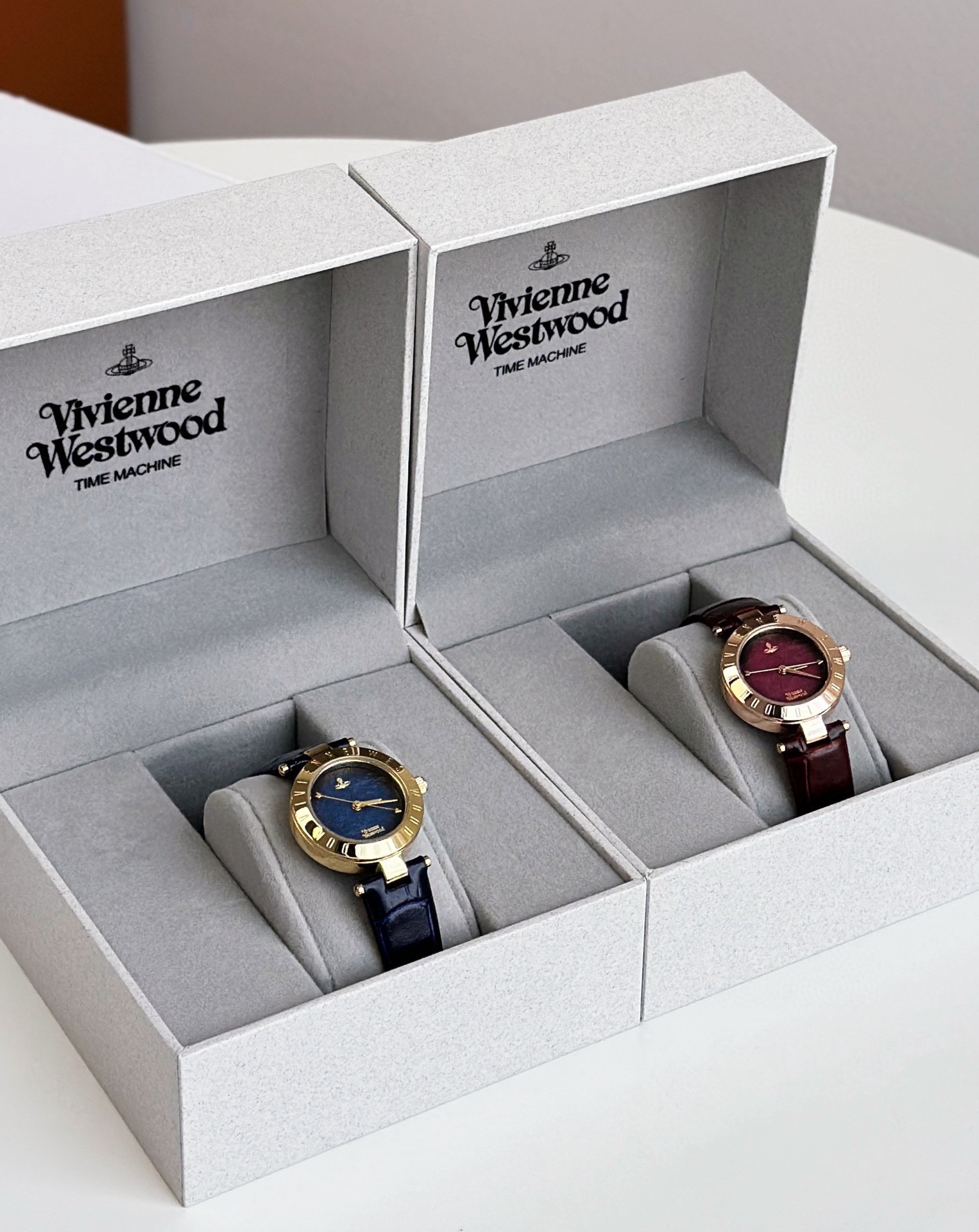 Vivienne Westwood: Innovative, Luxurious, and Elegant Fashion Accessories with Unique Symbol - 图片 1