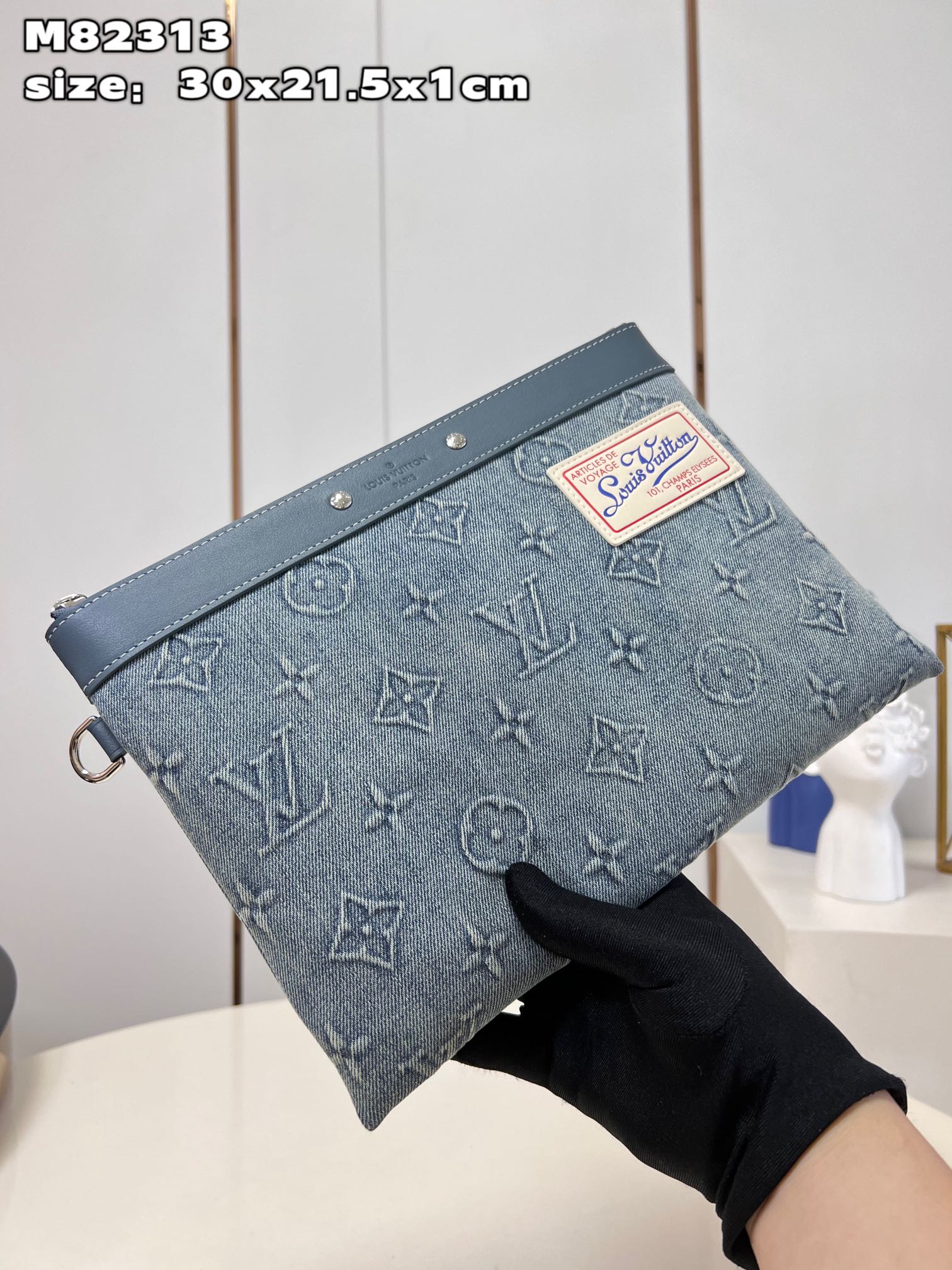 NO:400298,【Exclusive real photo M82313】This Pochette To-Go clutch is made of Monogram Washed Denim canvas, outlined with deep colors, presenting the fading effect of vintage jeans in the era. The Louis Vuitton label is derived from the collection design. Size30x21.5x1cm C.,LV [original leather],louis vuitton,louis vuitton,handbag,jeans19860909【独家实拍 M82313】本款 Pochette To-Go 手拿包取材 Monogram Washed Denim 帆布,以深沉色彩勾勒 Monogram 压纹,呈现 年代古着牛仔裤一般的褪色效果.路易威登标签源自典藏设计.size30x21.5x1cm C.,LV【原厂皮】,louis vuitton,louis vuitton,handbag,jeans,Bag