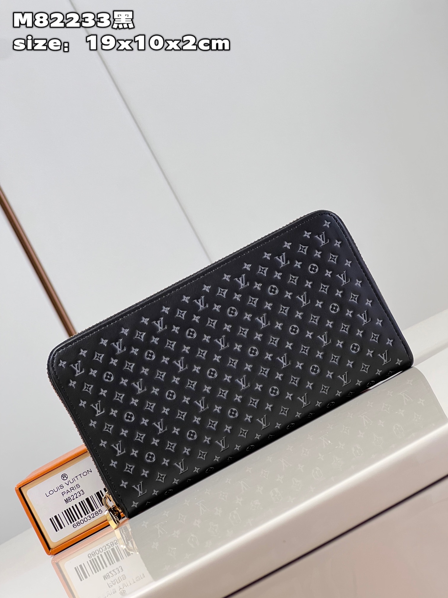 NO:400275,【Exclusive real shot M82233 Black】This new zippy zipper wallet is made of Nanogram-themed leather goods and debuted at the Louis Vuitton Spring and Summer Fashion Show. The wallet is made of soft calfskin, and is decorated with relatively light tones with mini Monogarm embossed patterns to create a two-color effect. This classic wallet is known for its secure full zipper opening and closing design, and has practical and exquisite inner space. Size19.5x10.5x2.5cm C.350, LV [original leather], louis vuitton, louis vuitton, cowhide19860909【独家实拍 M82233黑】這款全新zippy拉鏈錢包取材自Nanogram主題的皮具,於路易威登春夏時裝秀登場.錢包以柔軟的小牛皮製造,以相對較淺的色調點綴迷你的Monogarm壓花圖案,締造雙色效果.這款經典的錢包以安全的全拉鏈開合設計著稱,並具有實用精妙的內層間隔.size19.5x10.5x2.5cm C.350,LV【原厂皮】,louis vuitton,louis vuitton,cowhide,Bag