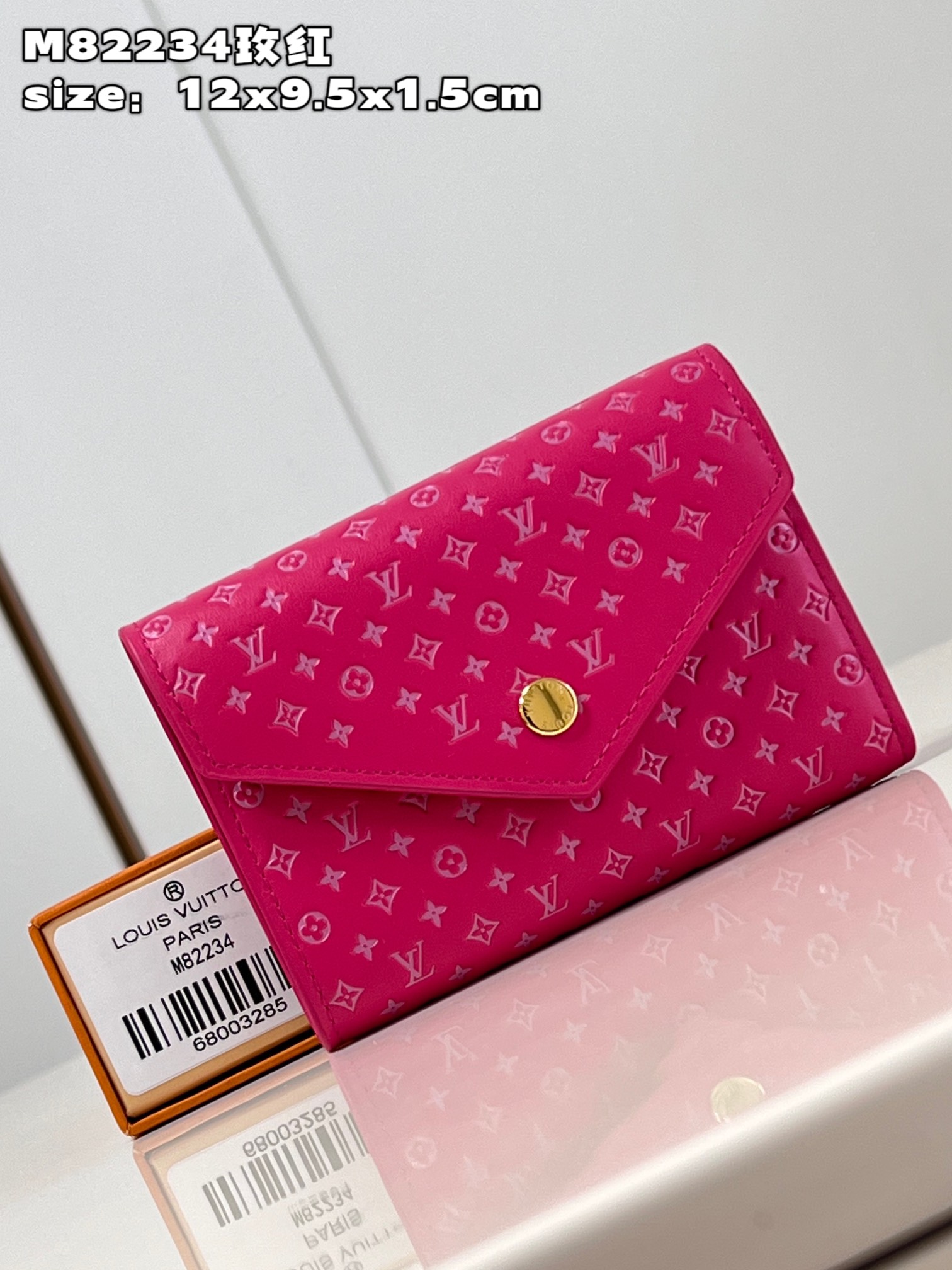 NO:400264,【Exclusive real photo M82234 rose red】The new Victorine wallet is made from the Nanogram leather theme of Louis Vuitton spring and summer fashion show. It is made of soft calfskin, and is decorated with relatively light tones to embellish the mini Monogram embossed pattern. This envelope wallet is small in size and can reveal an extra spacious inner space after opening, with multiple pockets and six credit card mezzanines. size12x9.5x1.5cm C.,LV [original leather],louis vuitton,louis vuitton,cowhide19860909【独家实拍 M82234玫红】全新的Victorine錢包取材自路易威登春夏時裝秀的Nanogram皮具主題,採用柔軟的小牛皮製造,以相對較淺的色調點綴迷你的Monogram壓花圖案.這款信封式錢包尺寸小巧,在打開後可展露格外寬敞的內層間隔,備有多個口袋及六個信用卡夾層.size12x9.5x1.5cm C.,LV【原厂皮】,louis vuitton,louis vuitton,cowhide,Bag