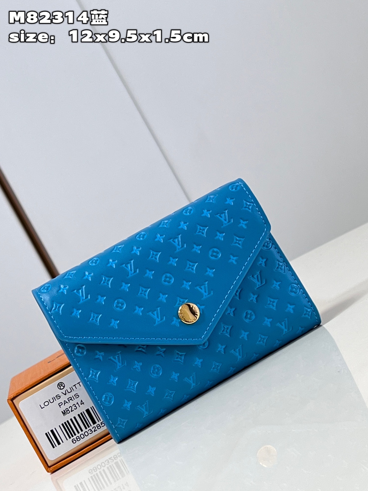 NO:400266,【Exclusive real photo M82314 blue】The new Victorine wallet is made from the Nanogram leather theme of Louis Vuitton spring and summer fashion show. It is made of soft calf leather, and is decorated with relatively light tones to embellish the mini Monogram embossed pattern. This envelope wallet is small in size and can reveal an extra spacious inner space after opening, with multiple pockets and six credit card mezzanines. Size12x9.5x1.5cm C.,LV [original leather],louis vuitton,louis vuitton,cowhide19860909【独家实拍 M82314蓝】全新的Victorine錢包取材自路易威登春夏時裝秀的Nanogram皮具主題,採用柔軟的小牛皮製造,以相對較淺的色調點綴迷你的Monogram壓花圖案.這款信封式錢包尺寸小巧,在打開後可展露格外寬敞的內層間隔,備有多個口袋及六個信用卡夾層.size12x9.5x1.5cm C.,LV【原厂皮】,louis vuitton,louis vuitton,cowhide,Bag
