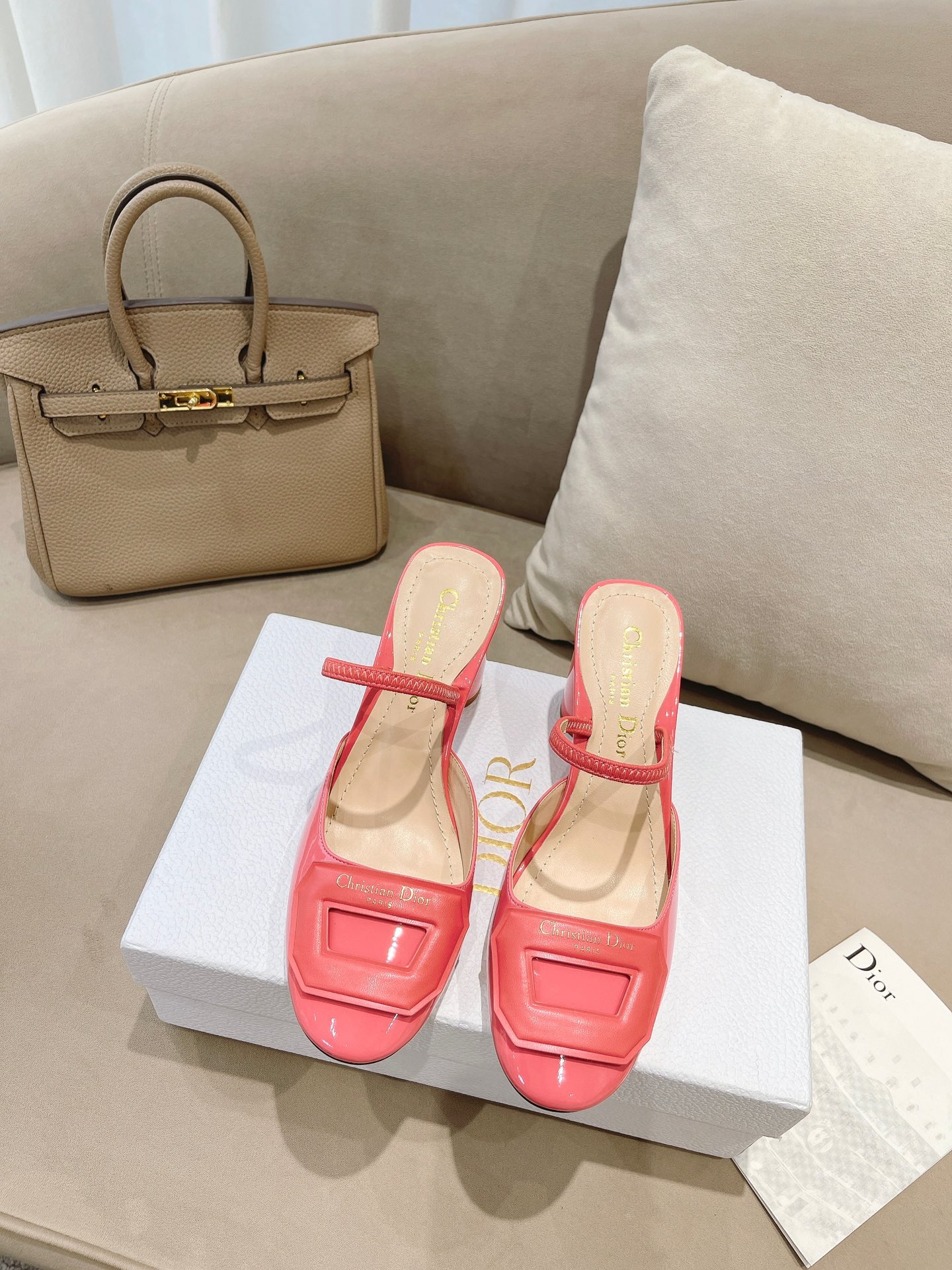 NO:244448,Di*r early autumn new style, bag-toe thick heel sandals, hollow one-strip sandals, creative square leather buckles and classic LOGO, freely match on the feet, one shoe 2 wear, heel strap, very perfect, heel height 8Cm, fabric beef paint, inner/foot-cushion mixed breeding sheep, outsole Italian leather sole, sandals, sandals19860909Di*r 早秋新款 包头粗跟凉鞋 中空一字带凉鞋 创意方形皮扣搭配经典LOGO 上脚随意搭配 一鞋2穿 后跟一字带 非常完美 跟高8Cm 面料牛漆 内里/垫脚混种羊 大底意大利真皮底,凉鞋,sandals,Women's Shoes