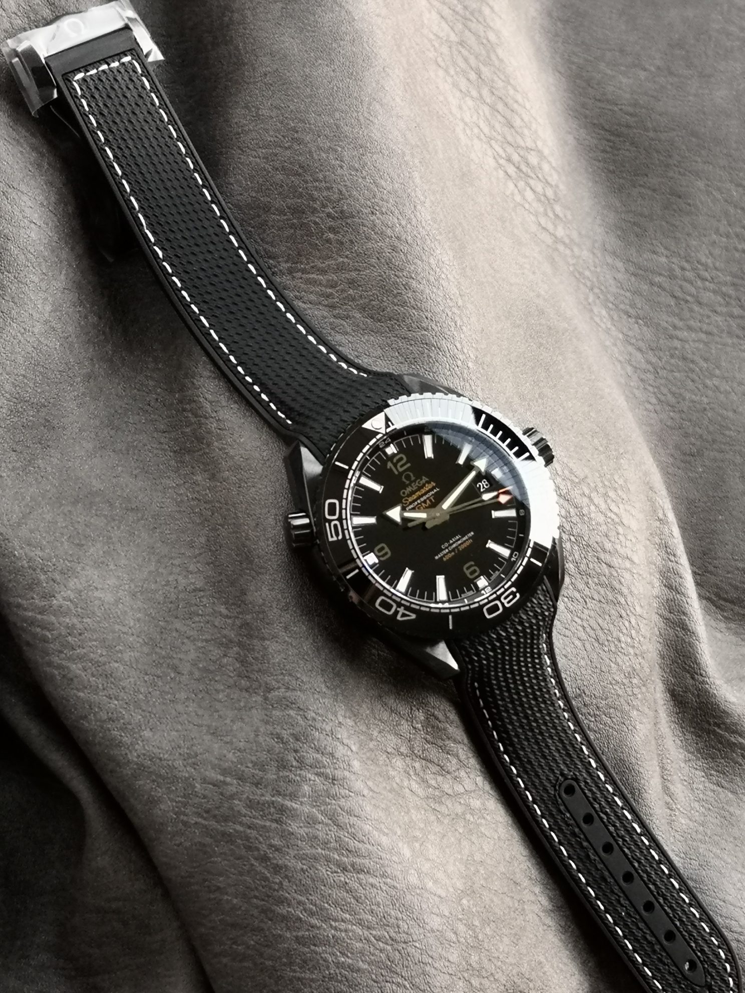 Omega 陶瓷表壳，陶瓷，单向旋转表圈，黑色表盘装饰荧光时标和指针，搭载8906型自动机械，45.5毫米