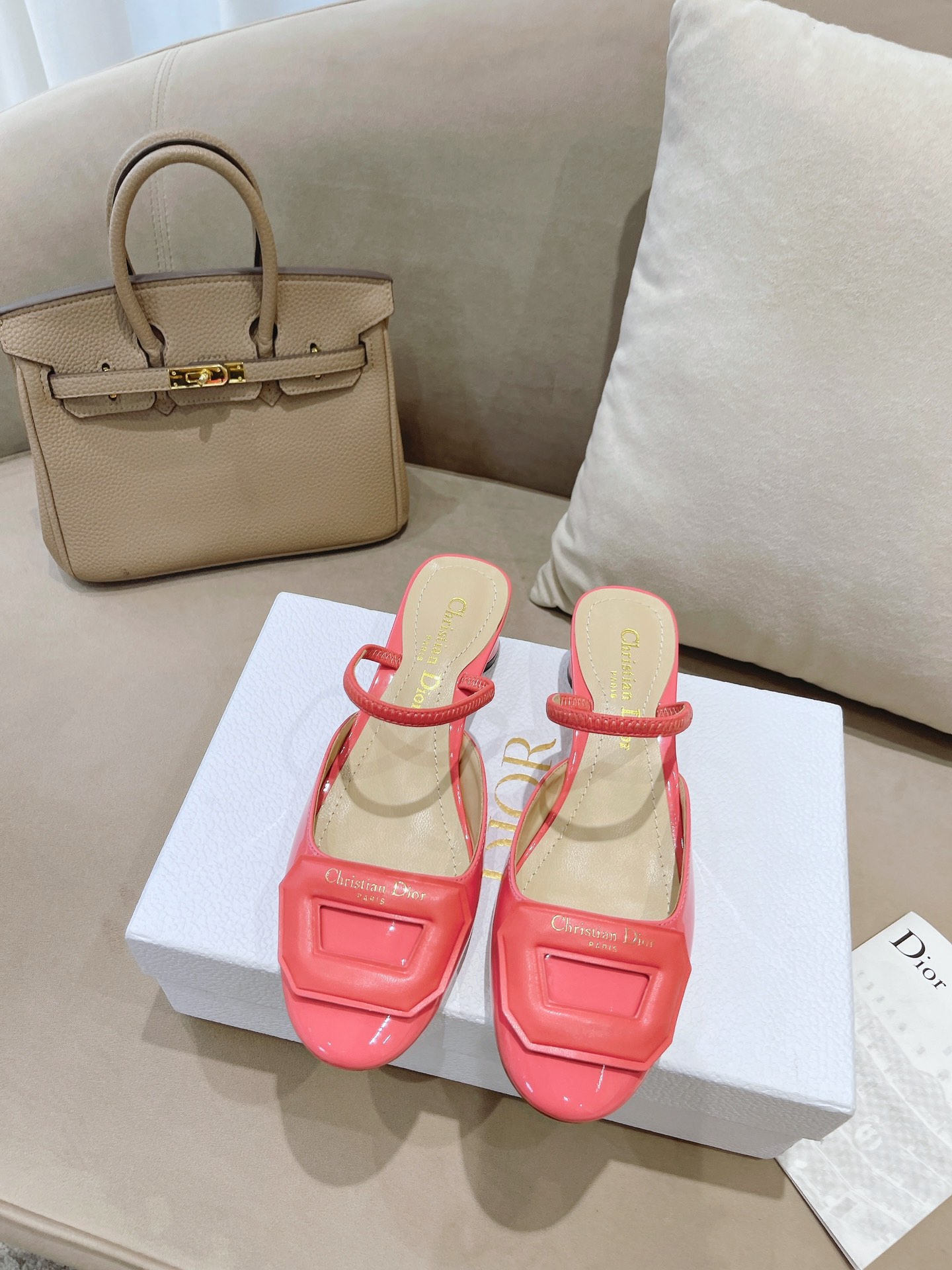 NO:244449,Di*r early autumn new style, bag-toe thick heel sandals, hollow one-strip sandals, creative square leather buckles and classic LOGO, freely match on the feet, one shoe 2 wear, heel strap, very perfect, heel height 3.5cm, fabric beef paint, inner/foot-cushion mixed breeding sheep, outsole Italian leather sole, sandals, sandals19860909Di*r 早秋新款 包头粗跟凉鞋 中空一字带凉鞋 创意方形皮扣搭配经典LOGO 上脚随意搭配 一鞋2穿 后跟一字带 非常完美 跟高3.5cm 面料牛漆 内里/垫脚混种羊 大底意大利真皮底,凉鞋,sandals,Women's Shoes