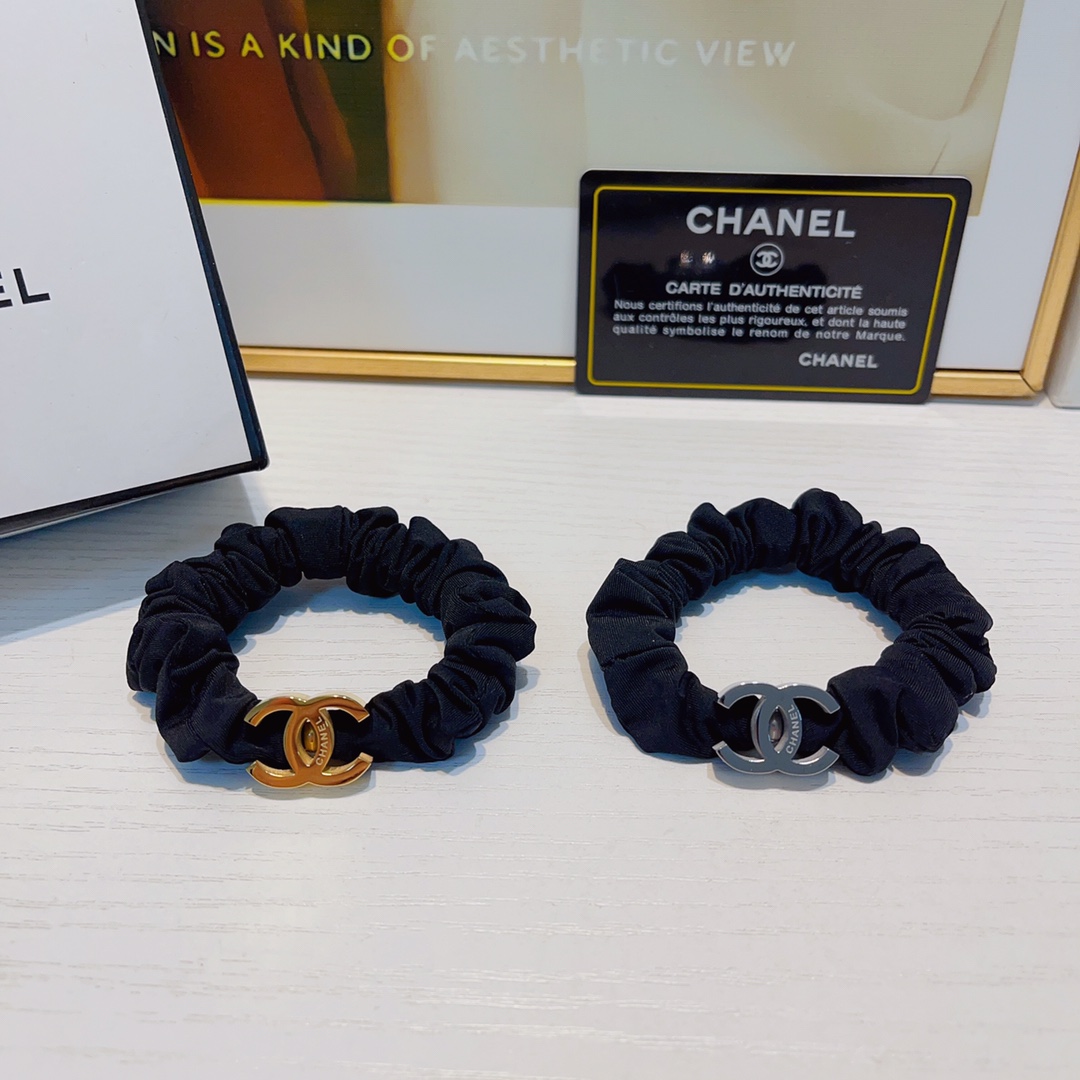 NO:280034,Chanel Xiaoxiang Chanel rubber band titanium steel logo rubber band hair ring daily exquisite items, temperament and versatile little fairy must-have items Treasure style, closed eyes recommended style (single) hair accessories, hairpins, chanel, hairpins19860909Chanel小香 Chanel皮筋 钛钢logo皮筋发圈 日常精致小单品 气质百搭小仙女必入单品 宝藏款 闭眼入推荐款（单个）发饰,发夹,chanel,hairpins,accessory