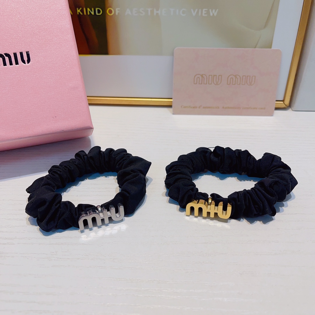 NO:280031,Miu Miu Miu Miu Miu rubber band Titanium steel logo rubber band hair ring Daily exquisite items Temperament versatile little fairy must-have items Treasure style Close eyes recommended (single) hair accessories, hairpins, miumiu, hairpins19860909Miu Miu缪缪 miumiu皮筋 钛钢logo皮筋发圈 日常精致小单品 气质百搭小仙女必入单品 宝藏款 闭眼入推荐款（单个）发饰,发夹,miumiu,hairpins,accessory