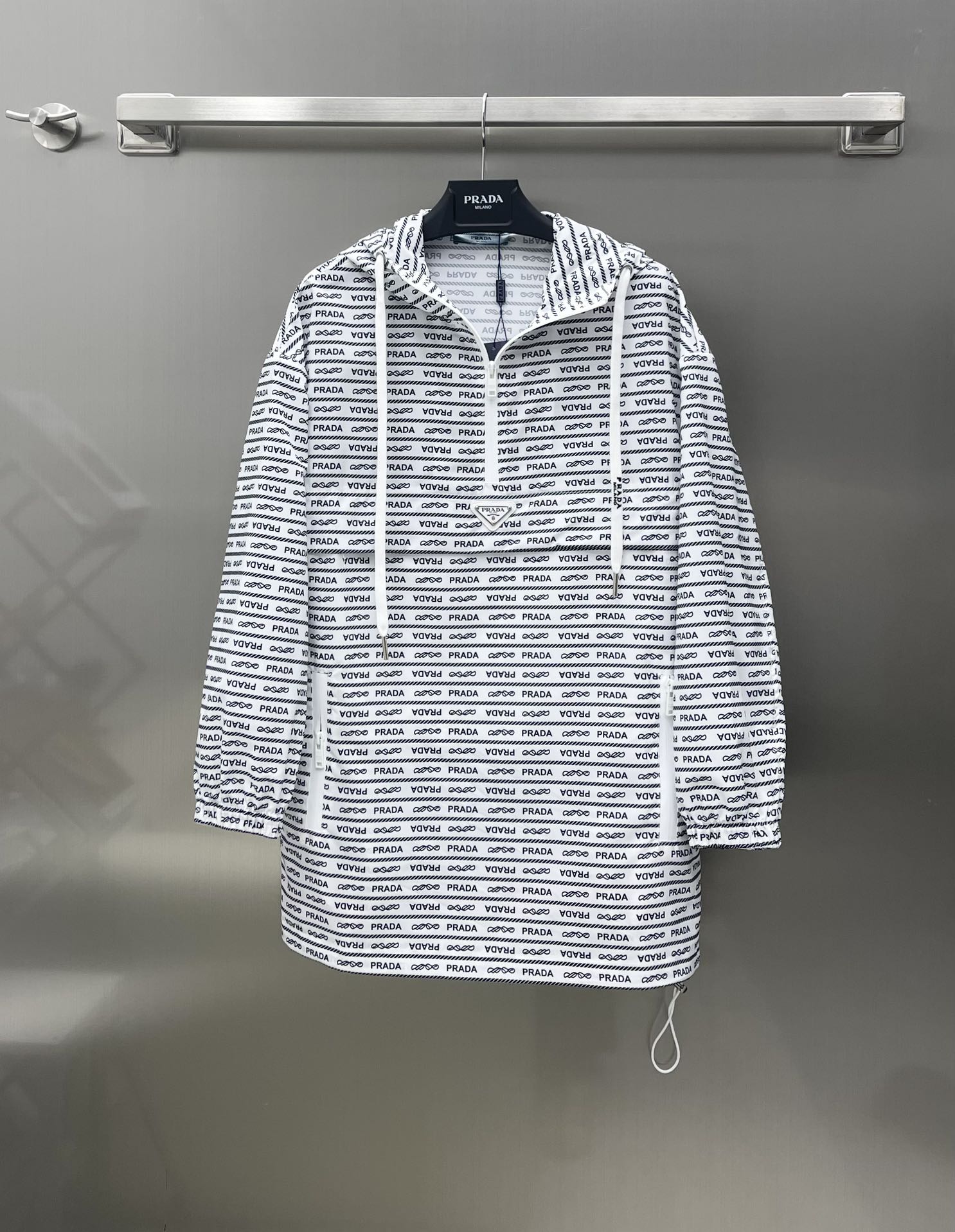 NO:696783,Prad* new product launches sun protection printed jacket. Customized sun protection index material makes the garment crisp and stylish. Stylish contrasting letter print pattern. High-end and western style. Jacket style design. Matches series items. Convenient to go out. Fashionable upper body. Age-reducing artifact. Suitable for all body types. Series development. Recommended in this issue. Must-have. High version 2 colors, prada,19860909Prad* 新品上架防晒印花冲锋衣 定制防晒指数材质 让成衣挺括有型 时尚的撞色字母印花图案 高级洋气 冲锋衣版型设计 搭配系列单品 便捷出门 上身洋气时尚 减龄神器 适合所有体型 系列开发 本期推荐 人手必备 高版本2色,,prada,,Women's clothing