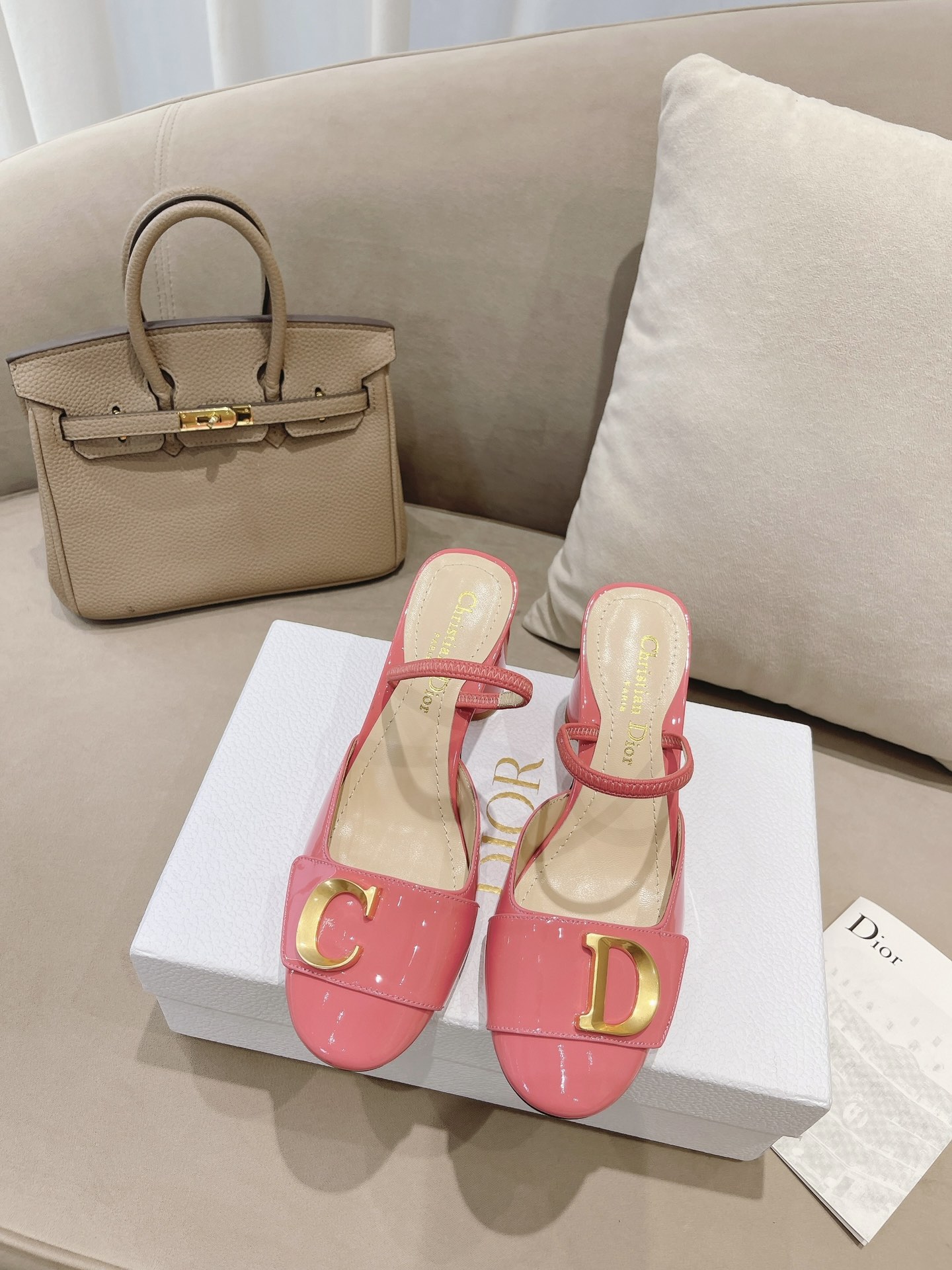 NO:244452,Di*r early autumn new style, bag-toe thick heel sandals, hollow one-strip sandals, creative matching with classic LOGO, casual matching with one shoe, 2 wear, heel strap, very perfect, heel height 8cm, fabric beef paint, inner/foot-pad mixed breeding sheep, outsole Italian leather sole, sandals, sandals19860909Di*r 早秋新款 包头粗跟凉鞋 中空一字带凉鞋 创意搭配经典LOGO 上脚随意搭配 一鞋2穿 后跟一字带 非常完美 跟高8cm 面料牛漆 内里/垫脚混种羊 大底意大利真皮底,凉鞋,sandals,Women's Shoes