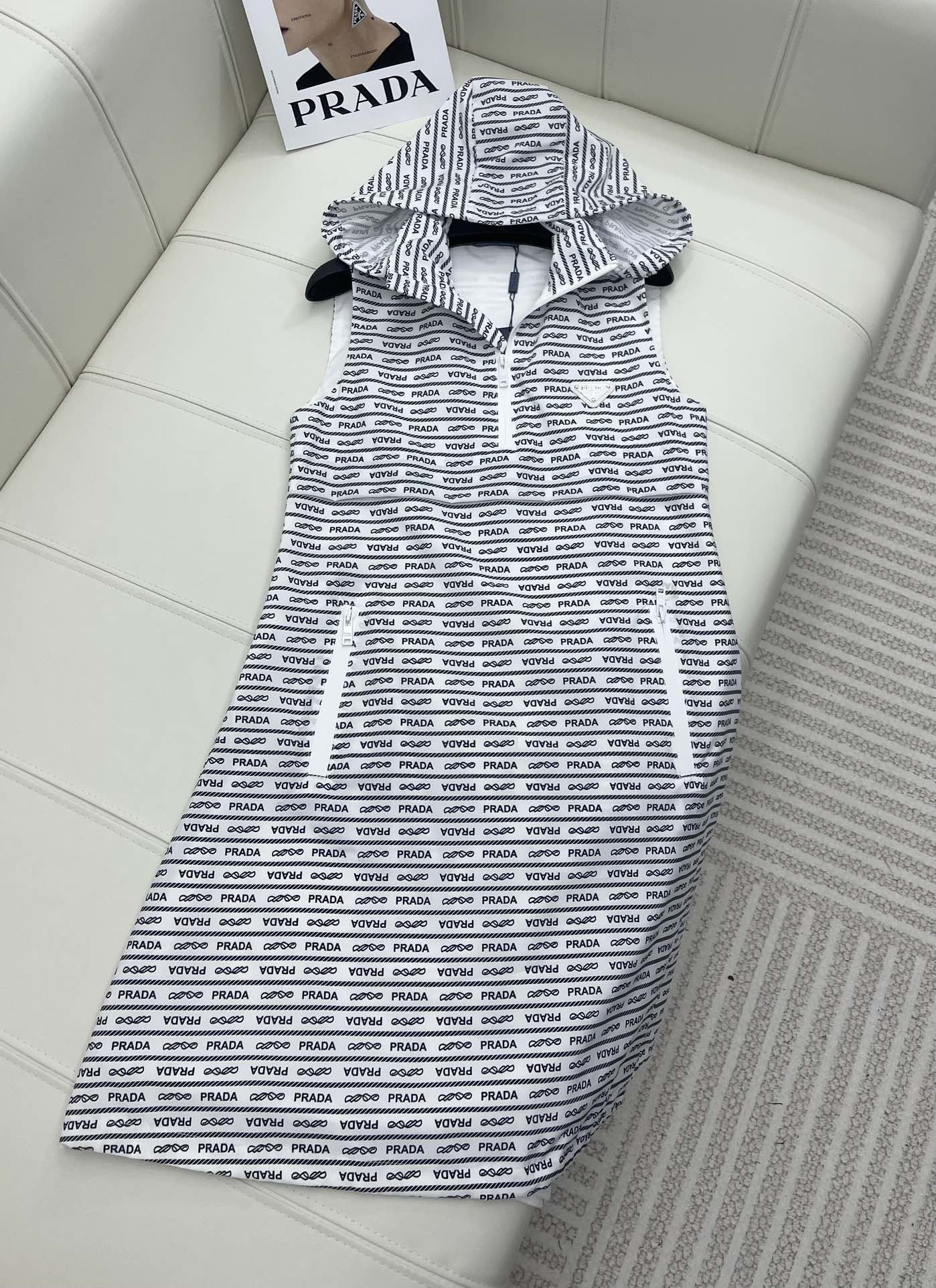 NO:696786,Prad* new product sun protection printed tank top. Customized sun protection index material makes ready-to-wear crisp and stylish. Stylish contrasting letter print pattern. High-end style. Hooded tank top design. Matches series items. Convenient to go out. Fashionable upper body. Age-reducing artifact. Suitable for all body types. Series development. Recommended in this issue. Must-have. High version, prada, skirts, hats,19860909Prad* 新品上架防晒印花背心裙 定制防晒指数材质 让成衣挺括有型 时尚的撞色字母印花图案 高级洋气 连帽背心裙设计 搭配系列单品 便捷出门 上身洋气时尚 减龄神器 适合所有体型 系列开发 本期推荐 人手必备  高版本,,prada,skirts,hats,,Women's clothing