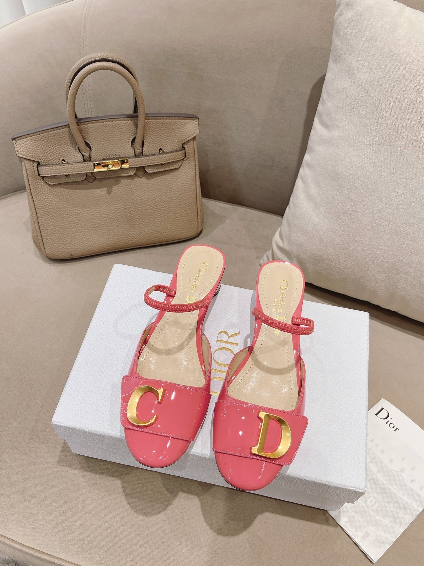 NO:244455,Di*r early autumn new style, bag-toe thick heel sandals, hollow one-strip sandals, creative matching with classic LOGO, casual matching with one shoe, 2 wear, heel strap, very perfect, heel height 3.5cm, fabric beef paint, inner/foot-pad mixed breeding sheep, outsole Italian leather sole, sandals, sandals19860909Di*r 早秋新款 包头粗跟凉鞋 中空一字带凉鞋 创意搭配经典LOGO 上脚随意搭配 一鞋2穿 后跟一字带 非常完美 跟高3.5cm 面料牛漆 内里/垫脚混种羊 大底意大利真皮底,凉鞋,sandals,Women's Shoes