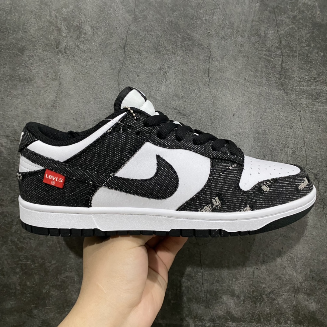 【定制款】Nike SB Dunk Low 李维斯联名 牛仔白黑n原装头层材料 定制牛仔布拼接n大厂纯原品质 清洁度 电绣工艺完美货号：LE0021 006 尺码：36 36.5 37.5 38 38.5 39 40 40.5 41 42 42.5 43 44 45-莆田鞋批发中心