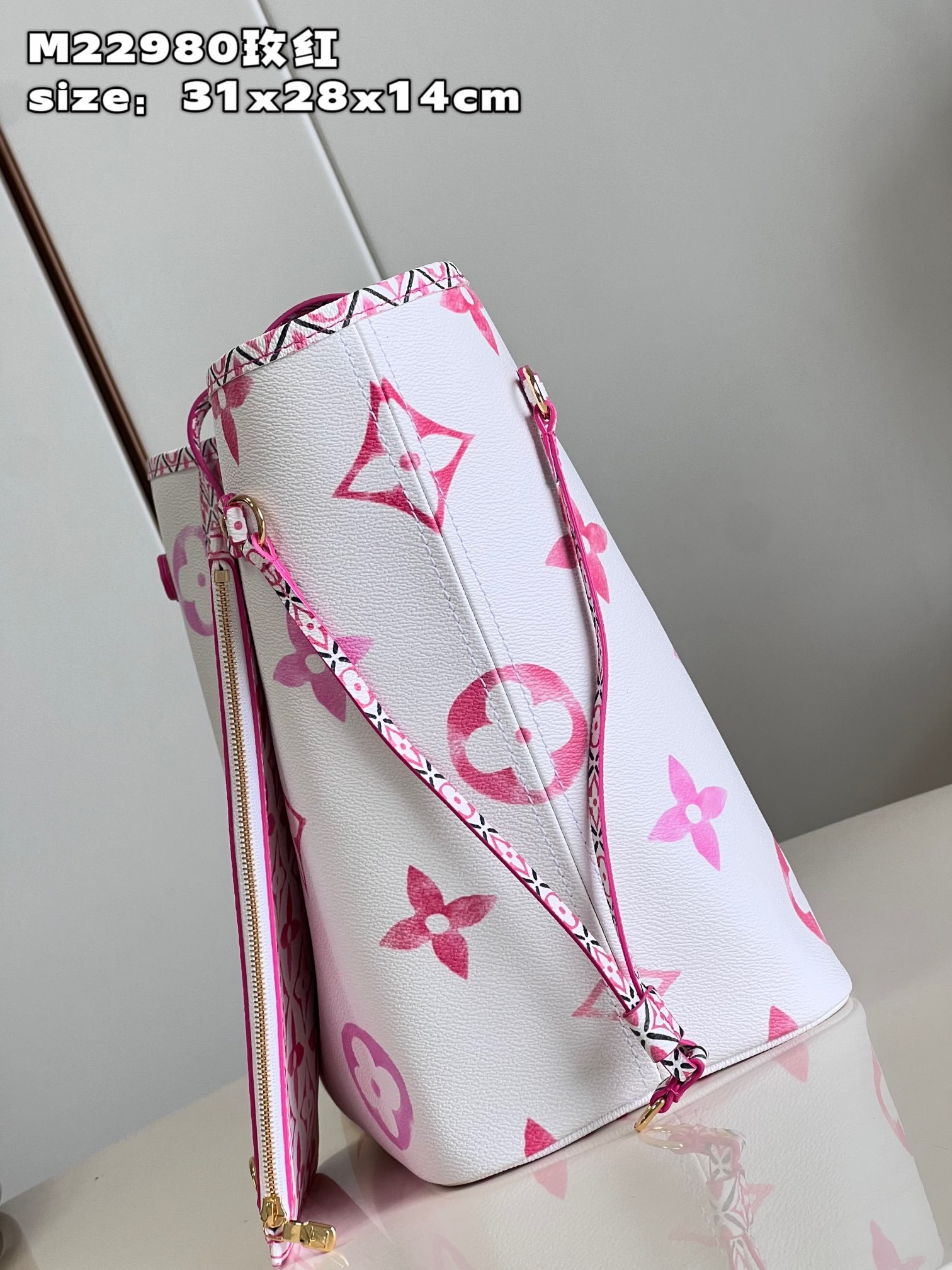 顶级原单M22980玫红本款Neverfull中号手袋为淡雅帆布描绘GiantMonogram图案令LV