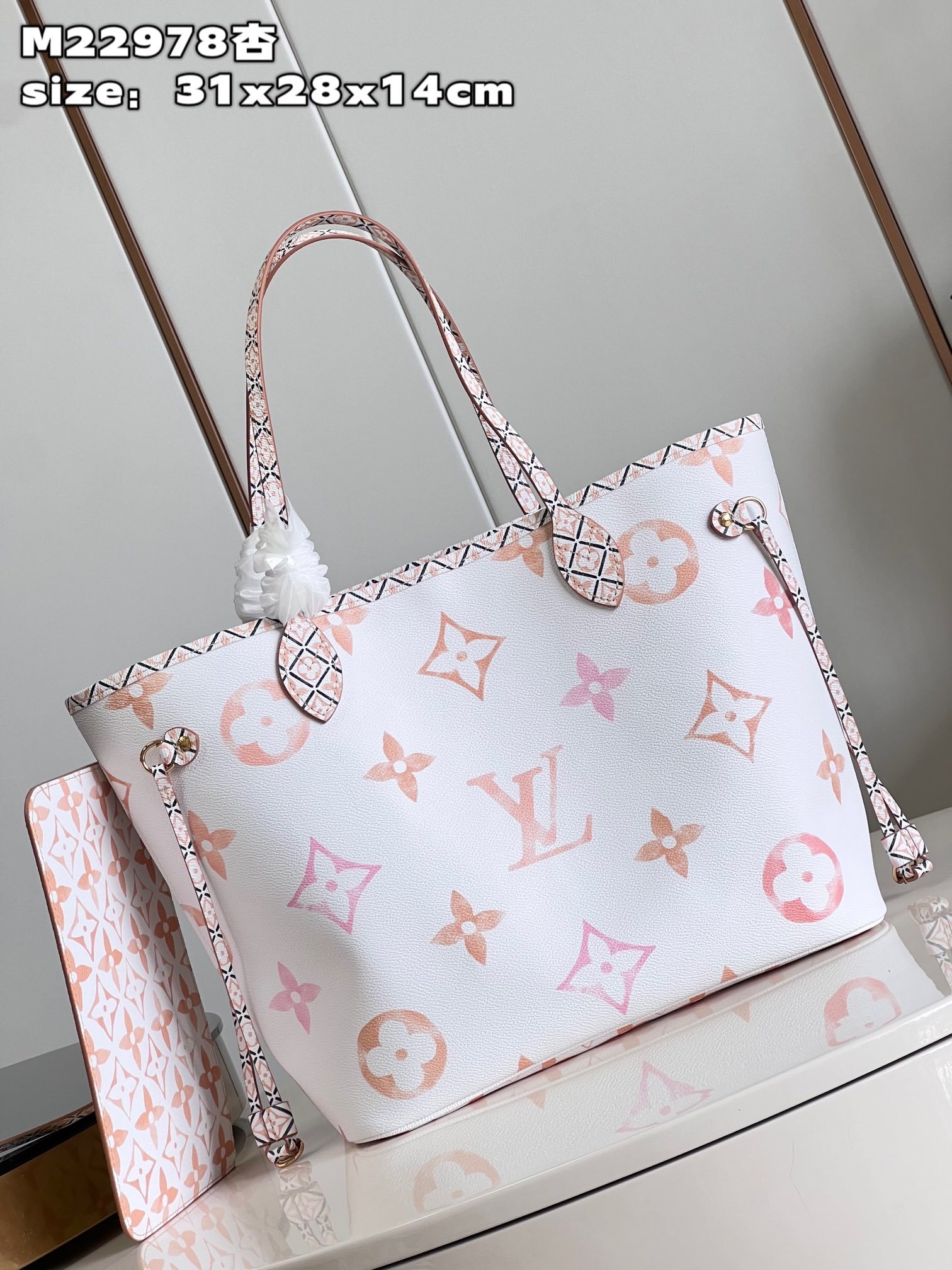 顶级原单M22978杏本款Neverfull中号手袋为淡雅帆布描绘GiantMonogram图案令LV和