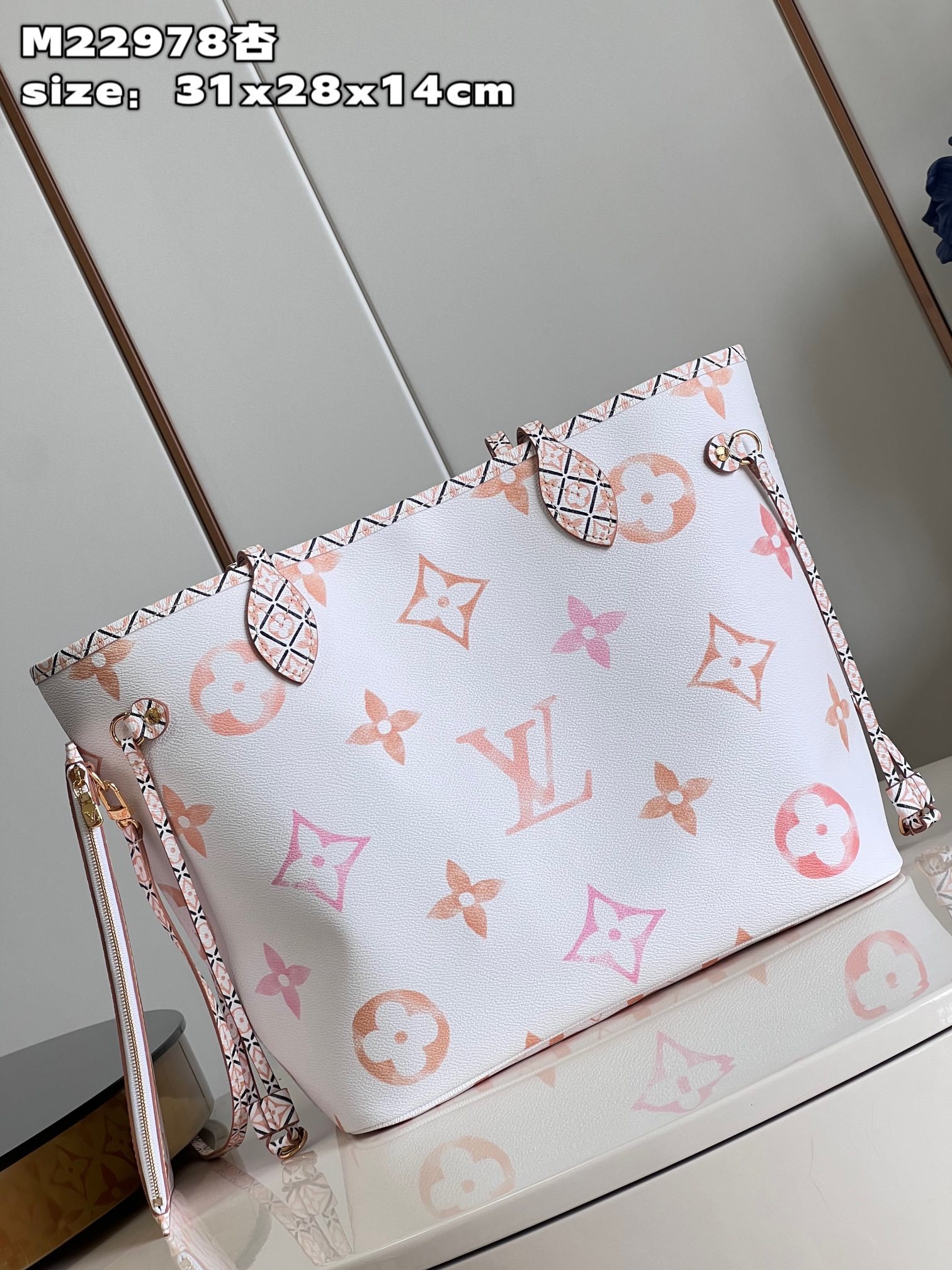顶级原单M22978杏本款Neverfull中号手袋为淡雅帆布描绘GiantMonogram图案令LV和